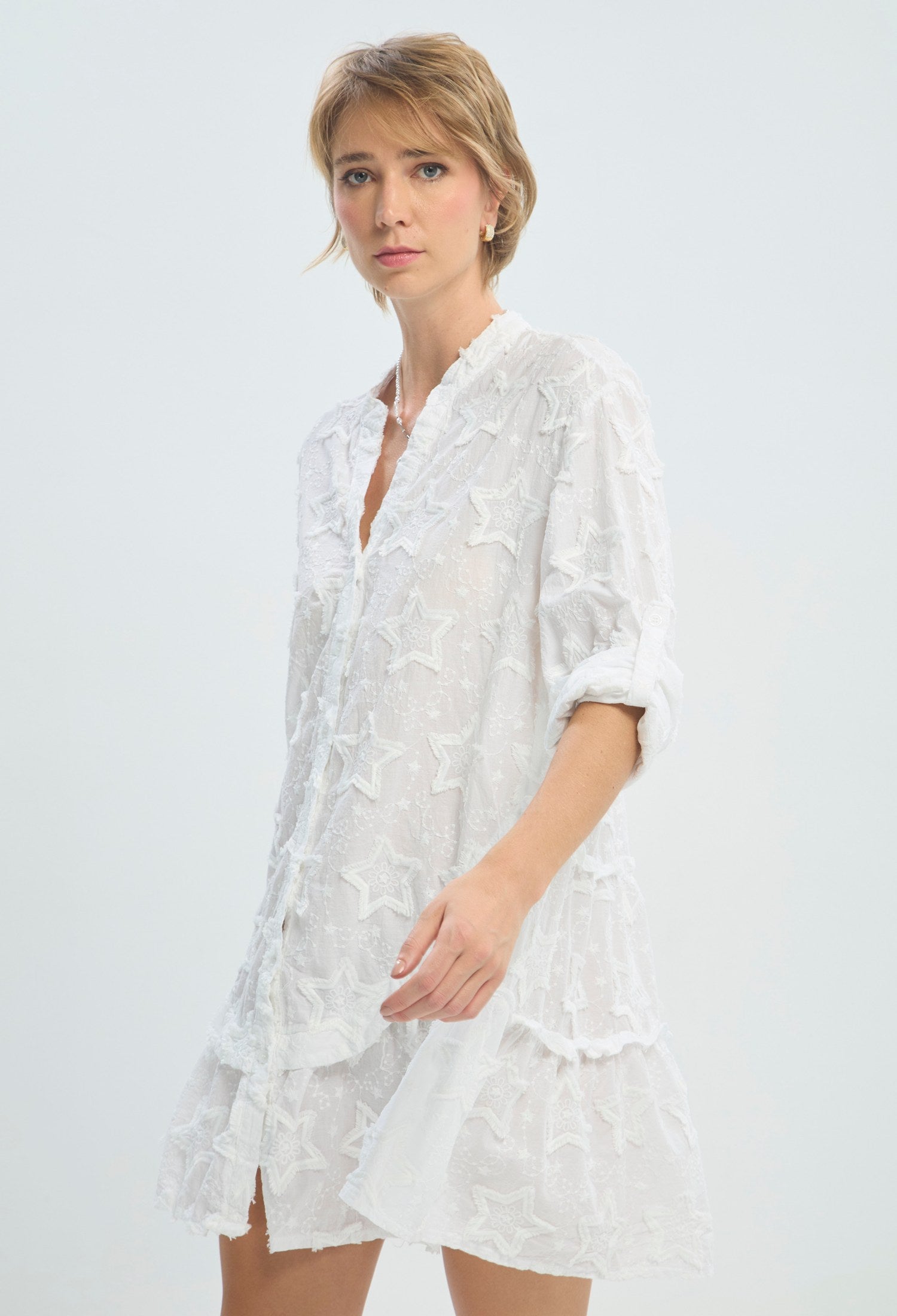 Vestido corto camisero blanco con estrellas bordadas en relieve BYBLA - vista 2