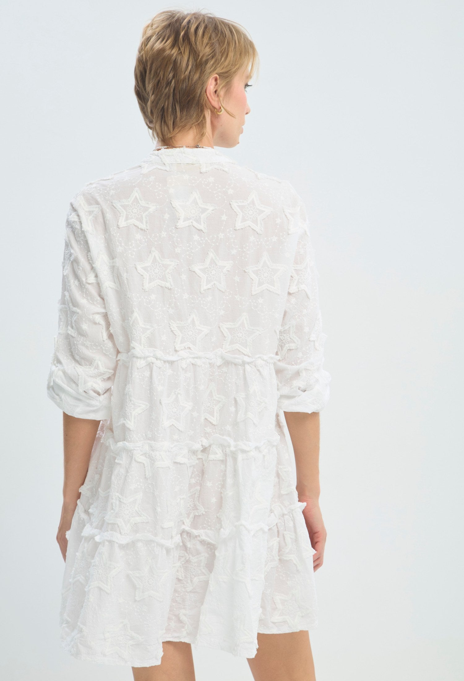 Vestido corto camisero blanco con estrellas bordadas en relieve BYBLA - vista 4