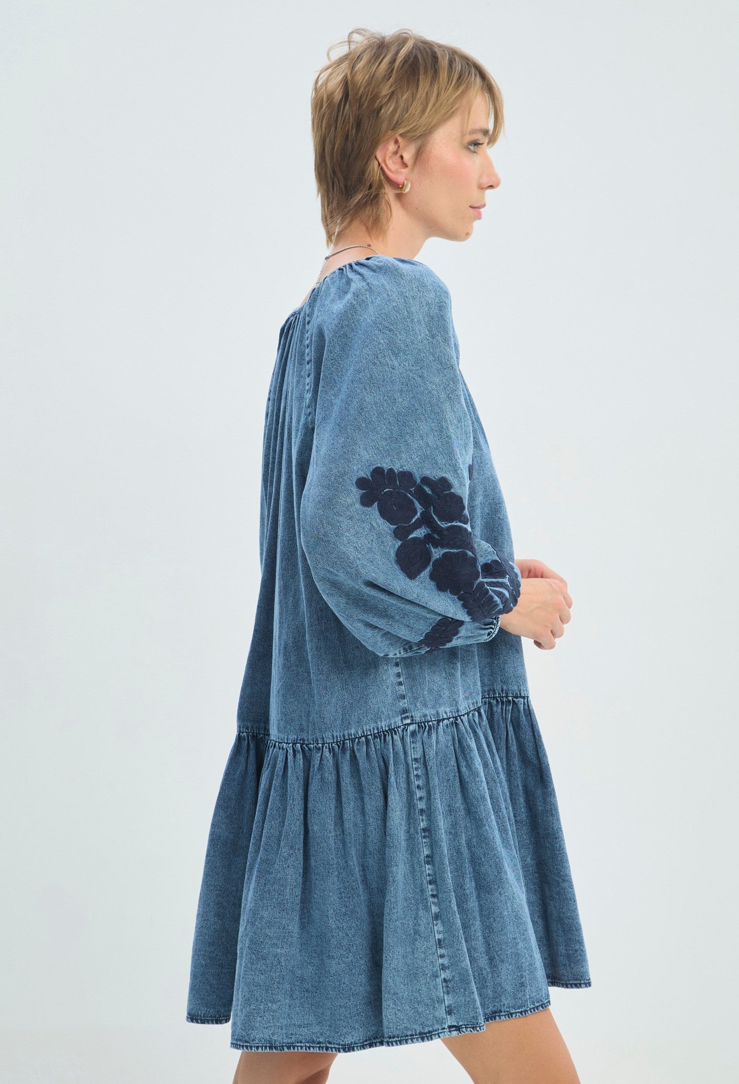Vestido corto en denim azul con bordados florales y mangas bombachas BYBLA - vista 2