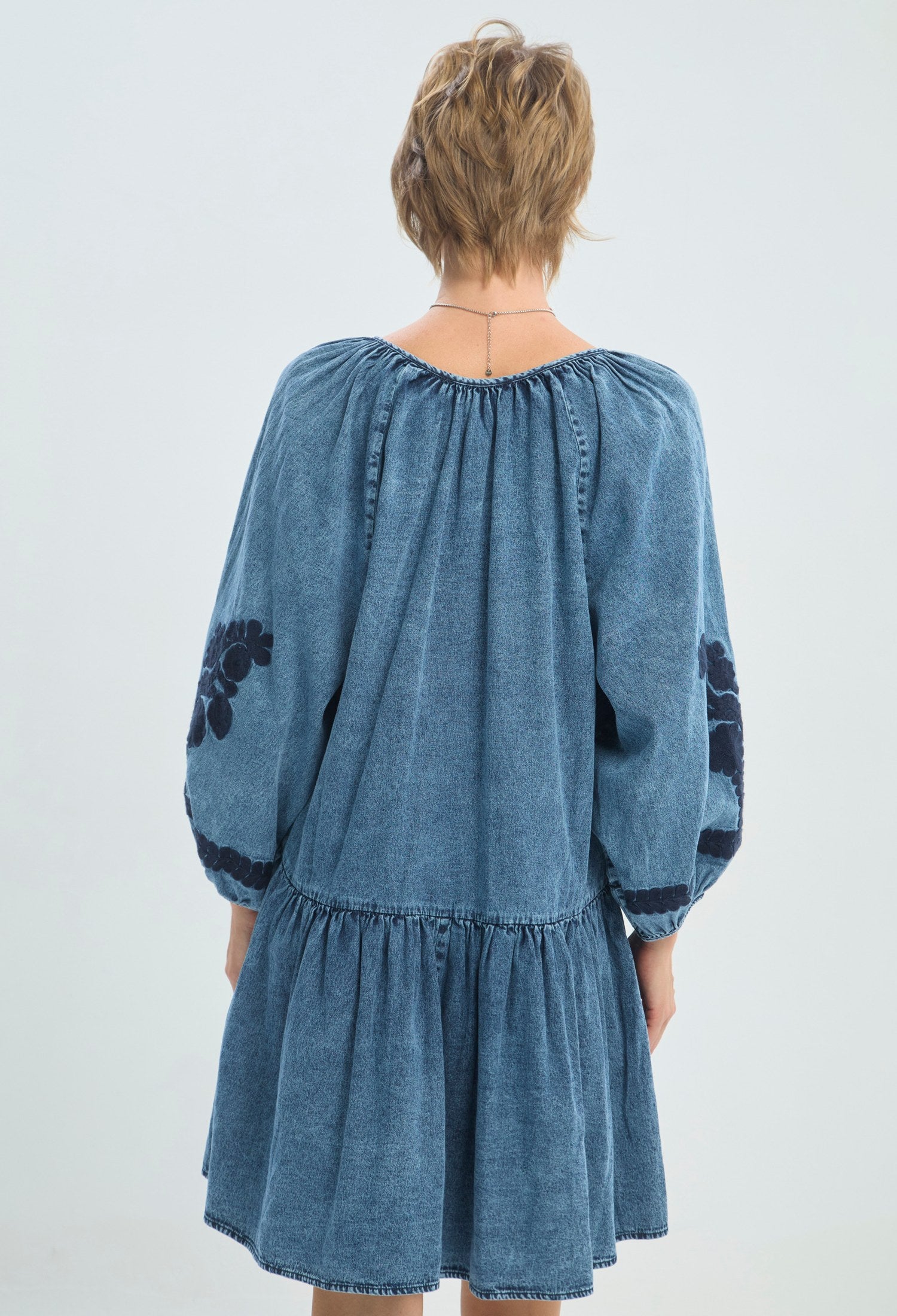 Vestido corto en denim azul con bordados florales y mangas bombachas BYBLA - vista 3