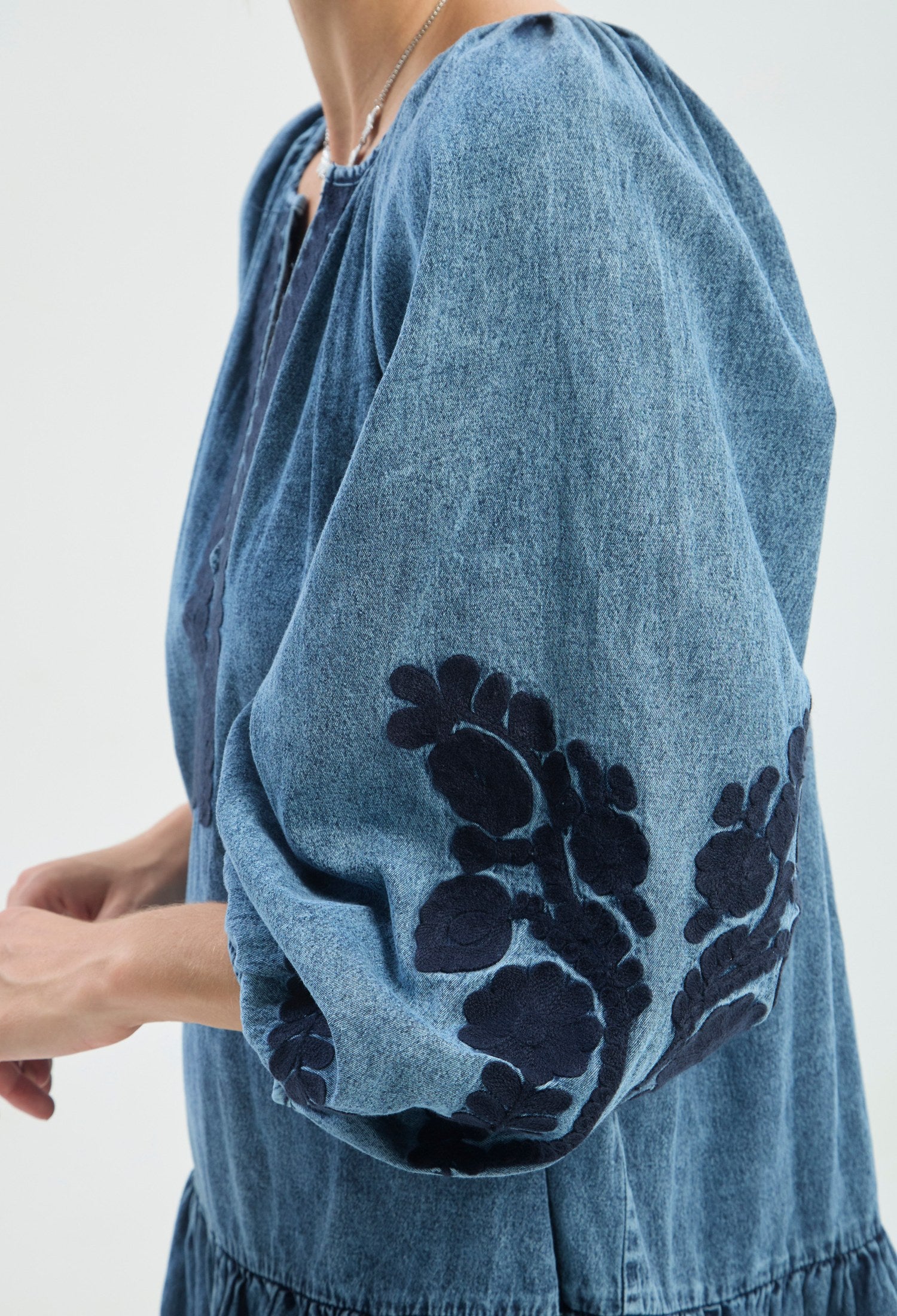 Vestido corto en denim azul con bordados florales y mangas bombachas BYBLA - vista 4