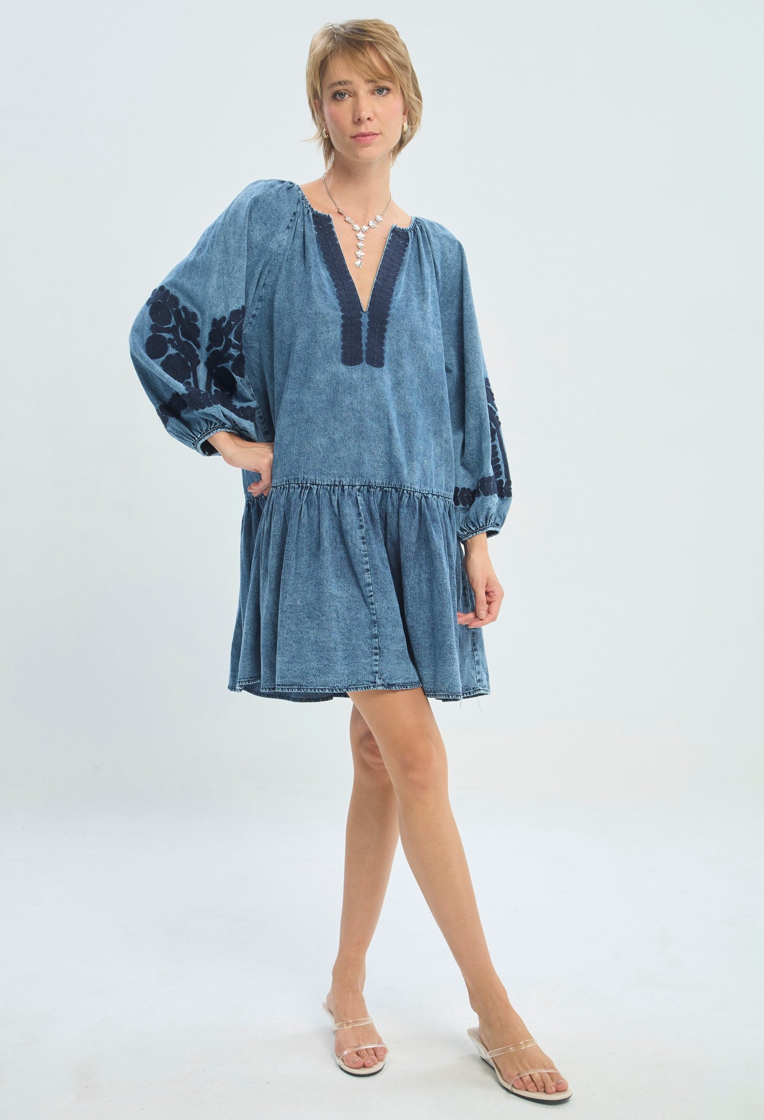 Vestido corto en denim azul con bordados florales y mangas bombachas BYBLA - vista 5