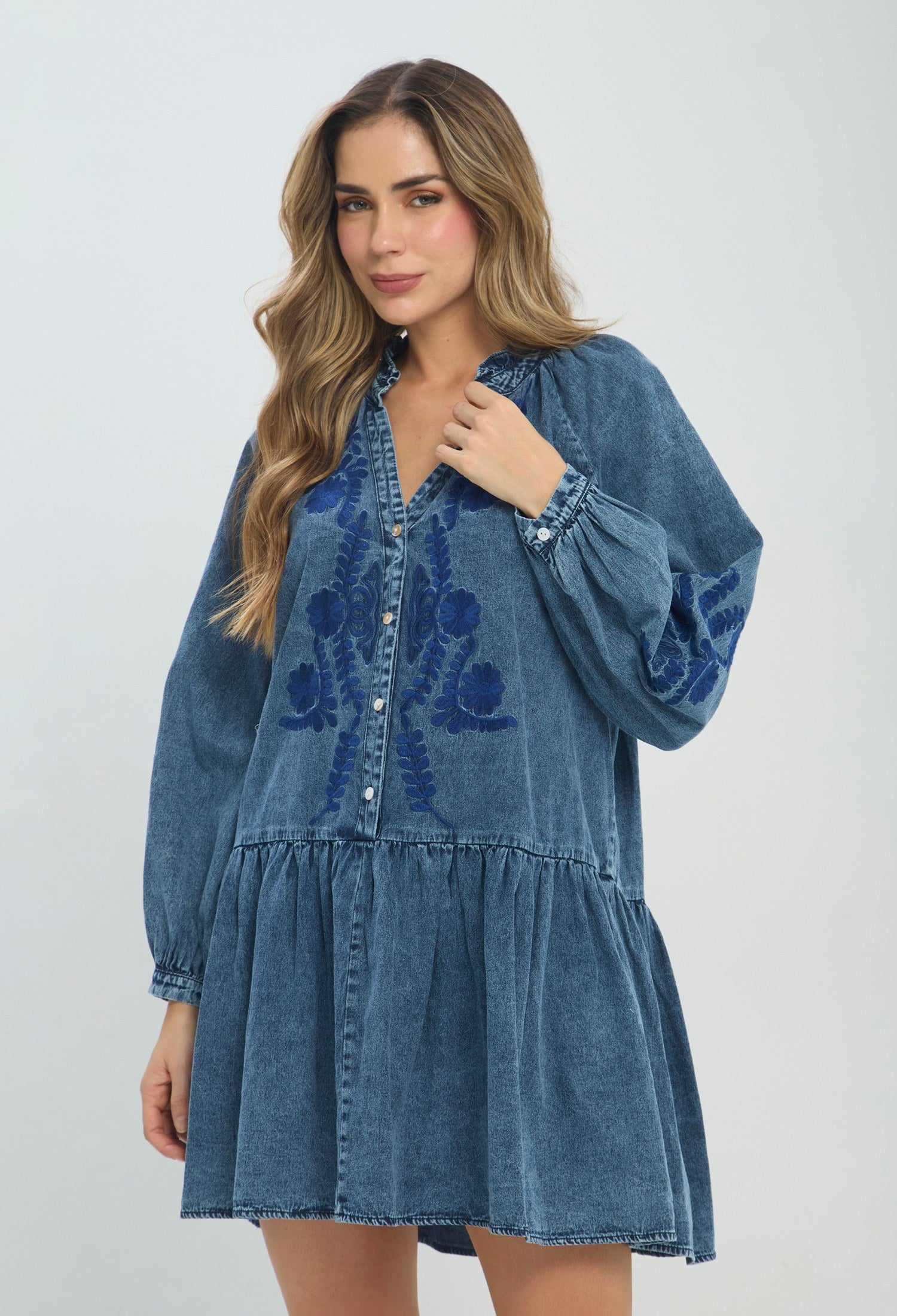 Vestido corto denim azul con bordado floral y manga larga