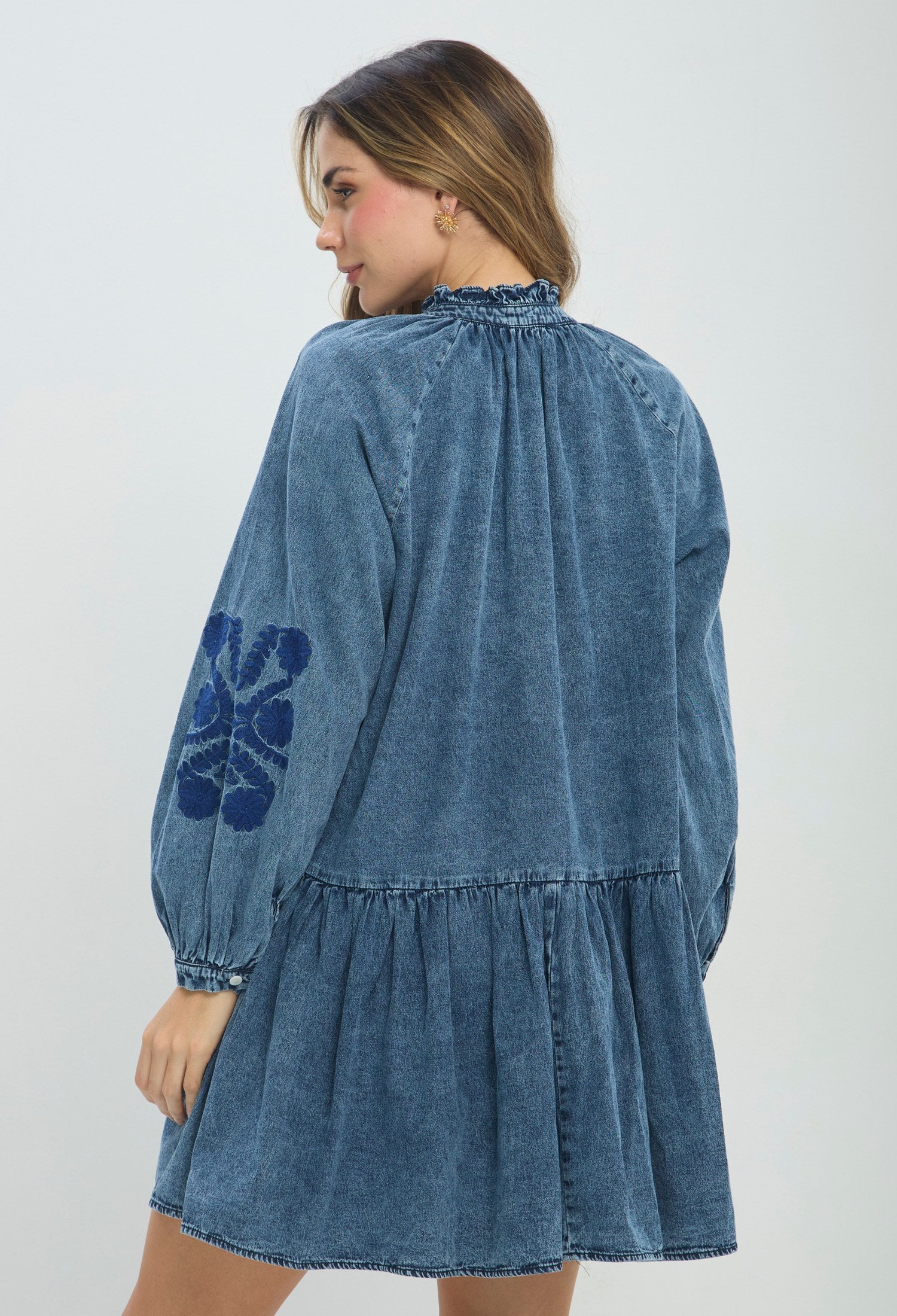 Vestido corto denim azul con bordado floral y manga larga - vista 3