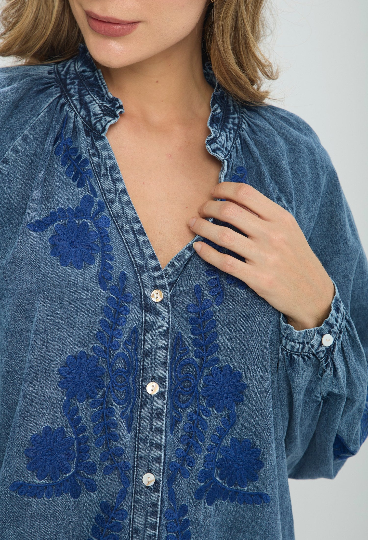 Vestido corto denim azul con bordado floral y manga larga - vista 5
