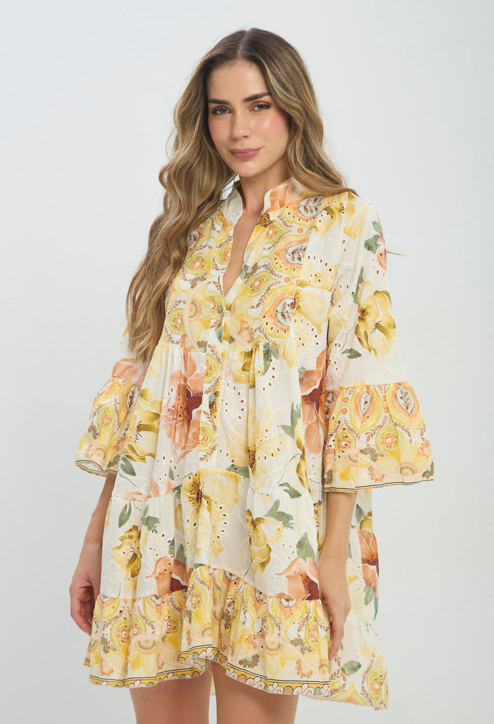 Vestido corto beige con estampado floral amarillo
