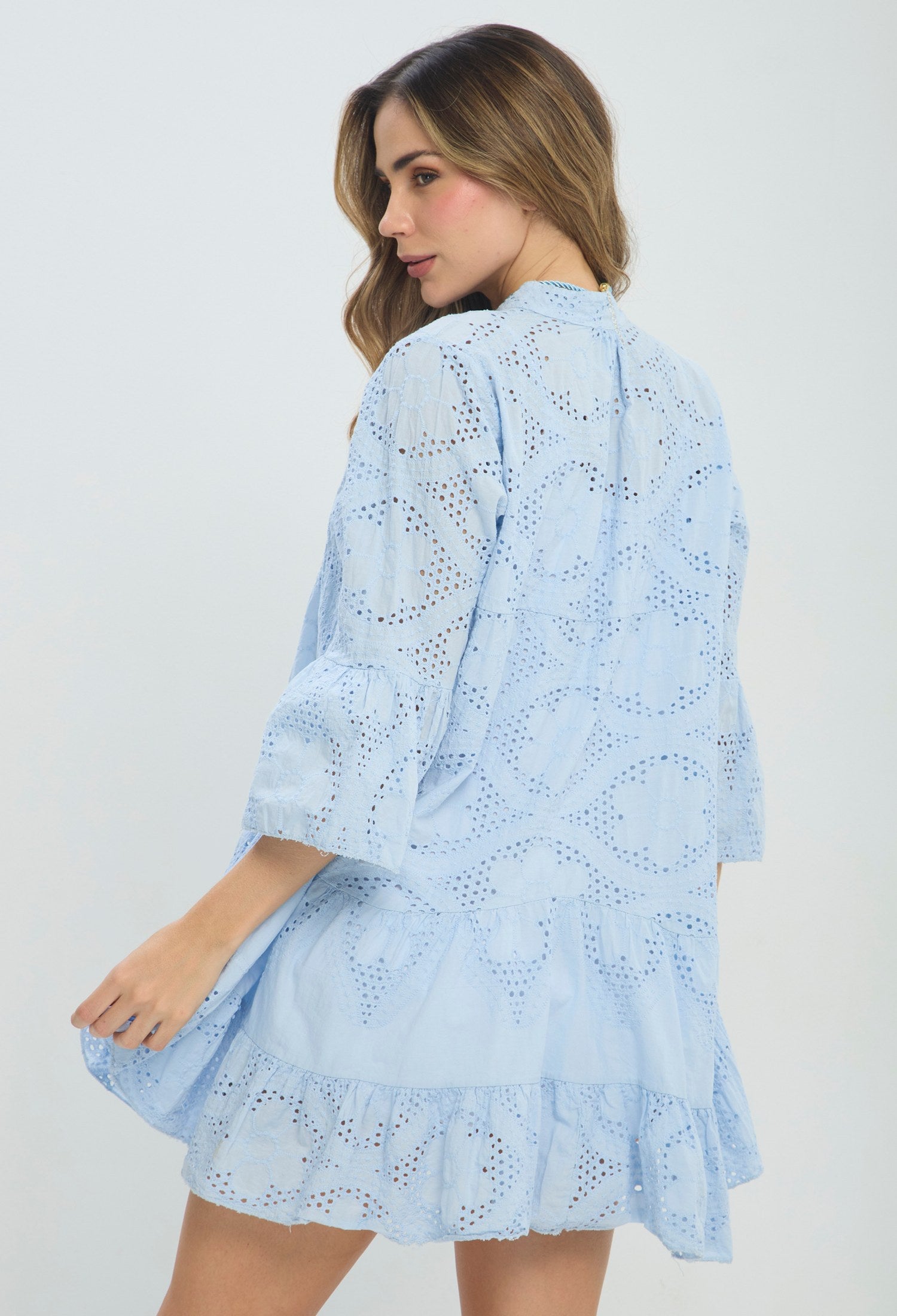 Vestido corto azul claro con calado eyelet y manga acampanada - vista 3