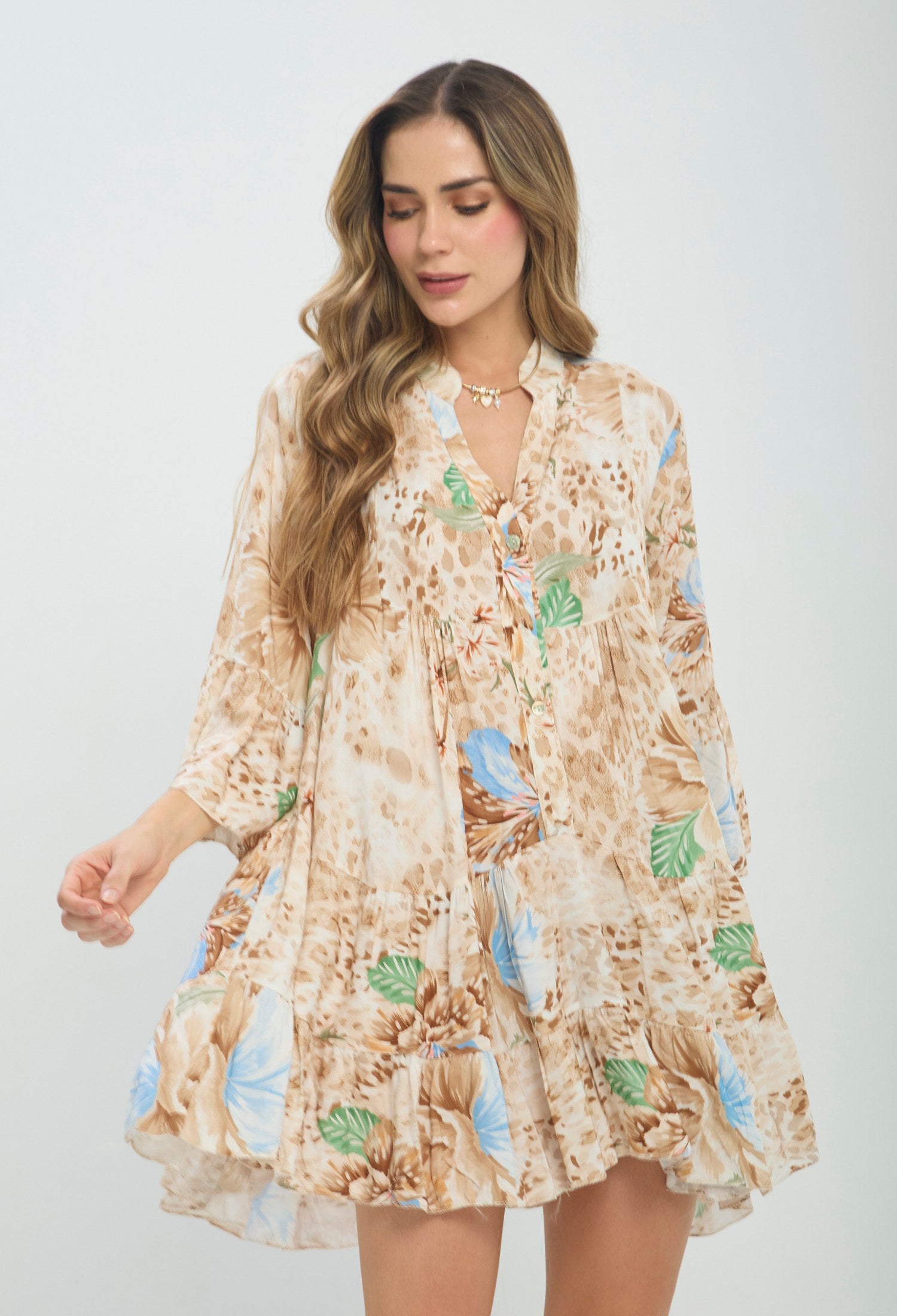 Vestido corto beige con estampado tropical y manga abullonada