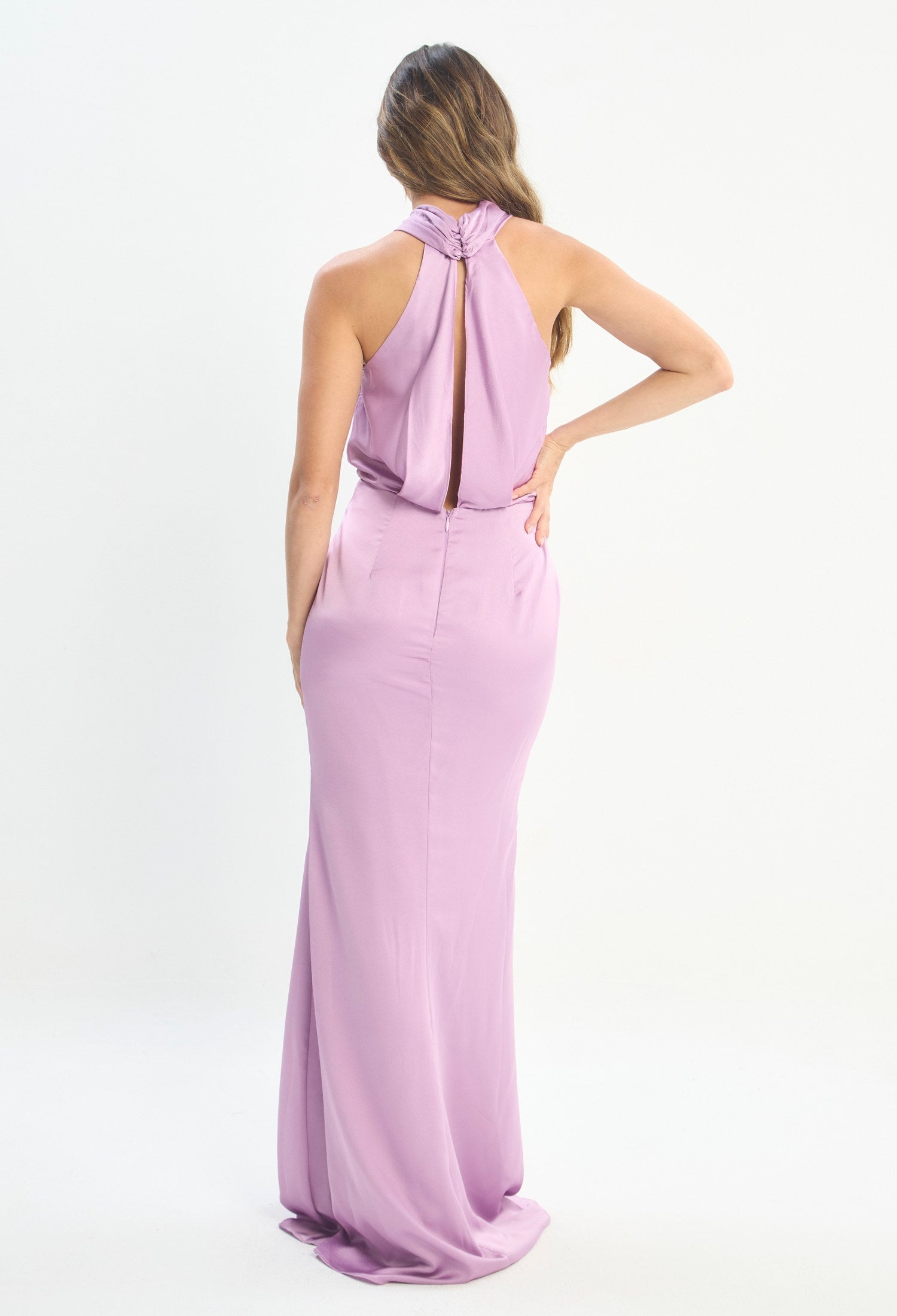 Mujer luciendo vestido morado lila BYBLA - Halter Nudo Sirena - vista 3