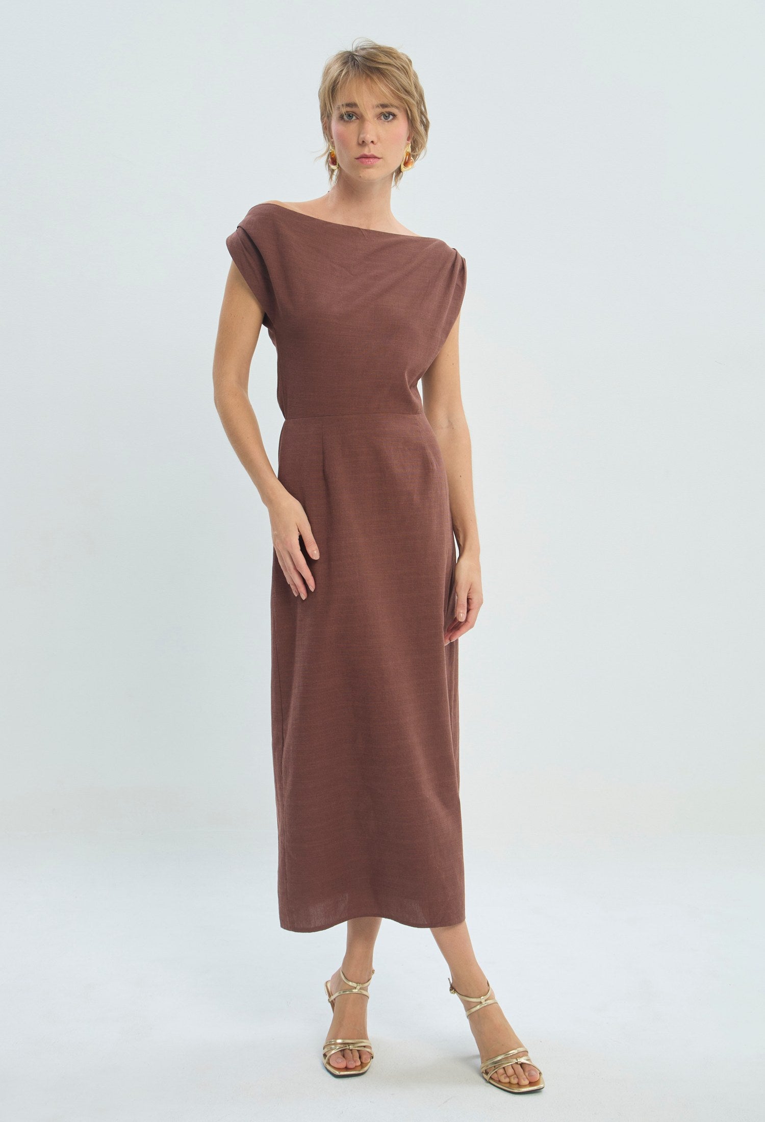 Vestido largo marrón de un solo hombro con hebilla decorativa BYBLA