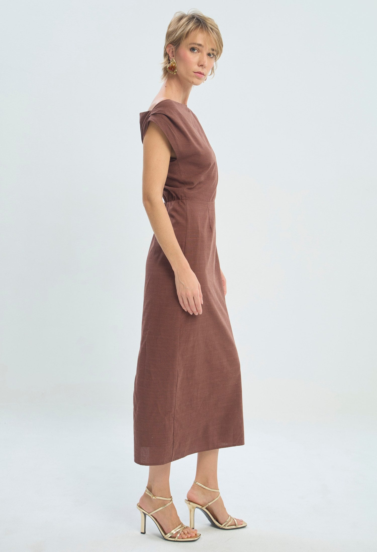 Vestido largo marrón de un solo hombro con hebilla decorativa BYBLA - vista 3