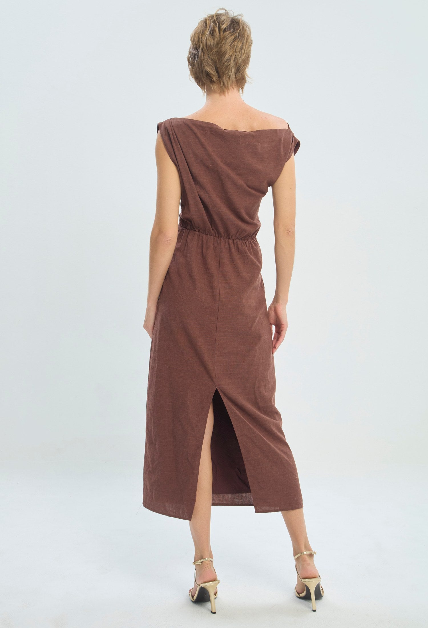 Vestido largo marrón de un solo hombro con hebilla decorativa BYBLA - vista 4