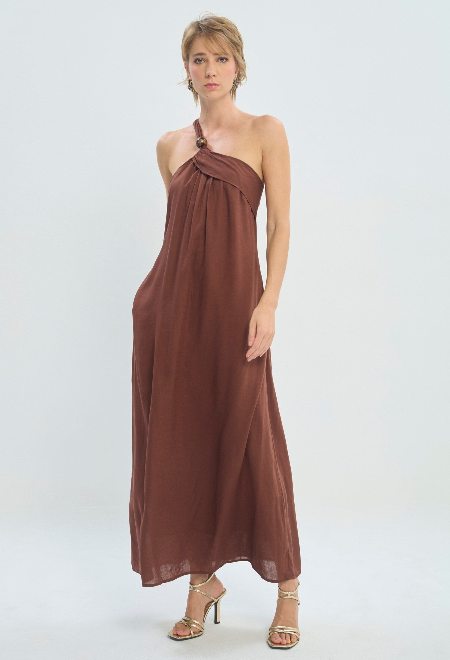 Vestido largo marrón de un solo hombro con hebilla decorativa BYBLA - vista 6