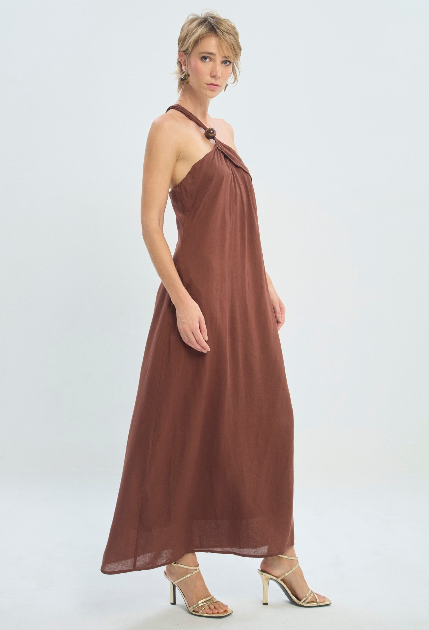 Vestido largo marrón de un solo hombro con hebilla decorativa BYBLA - vista 7