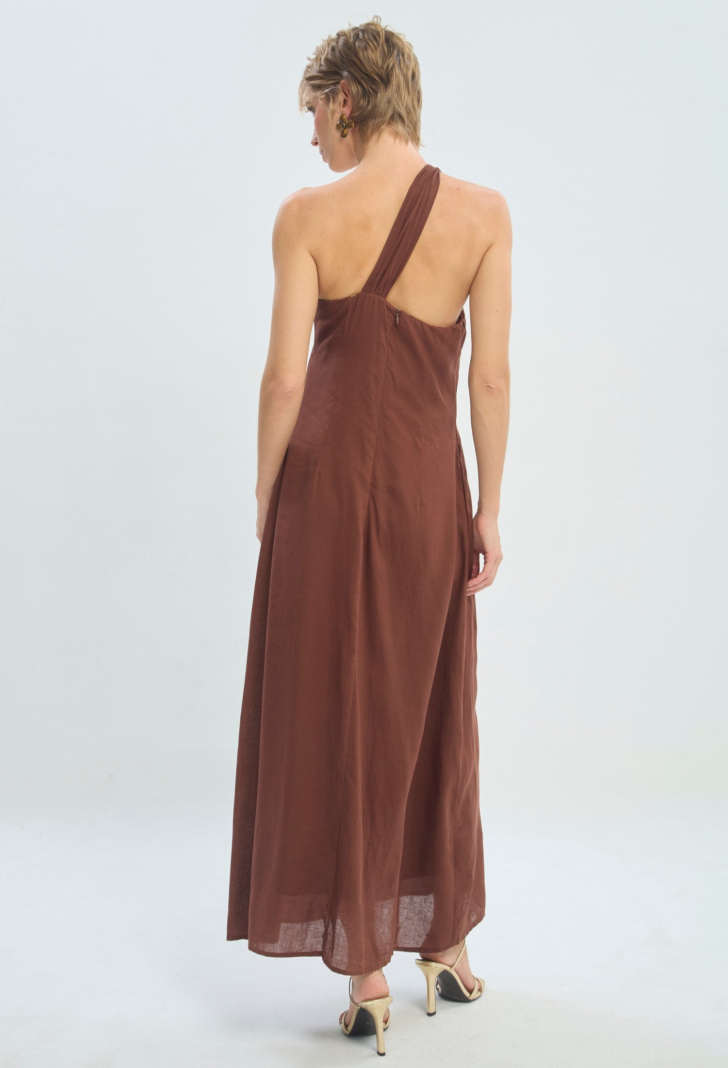 Vestido largo marrón de un solo hombro con hebilla decorativa BYBLA - vista 8