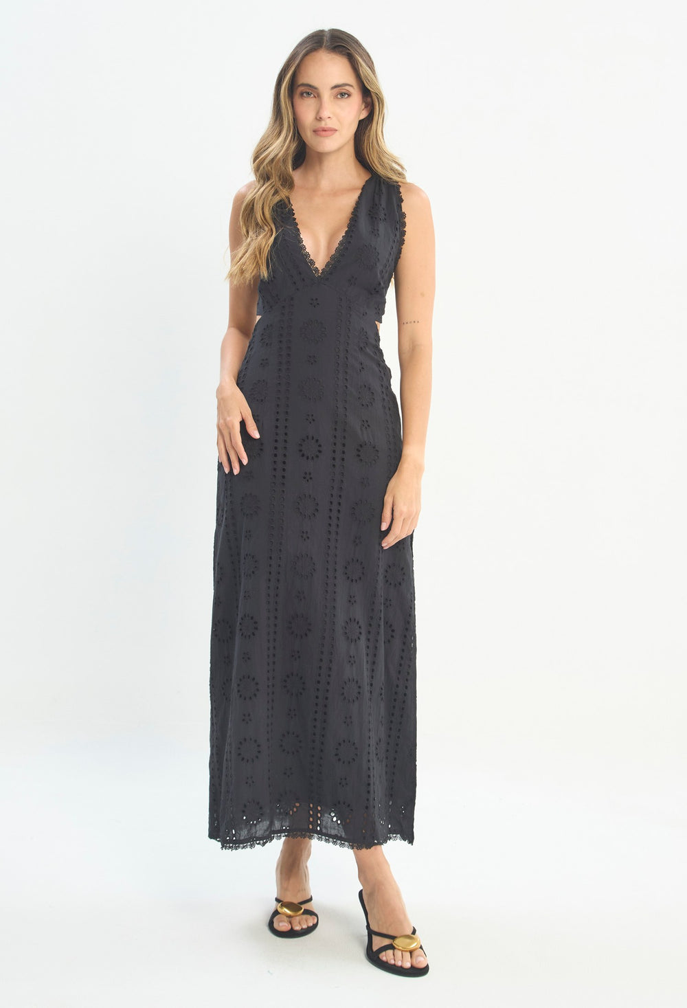 Mujer luciendo vestido negro BYBLA - Bordado Calado