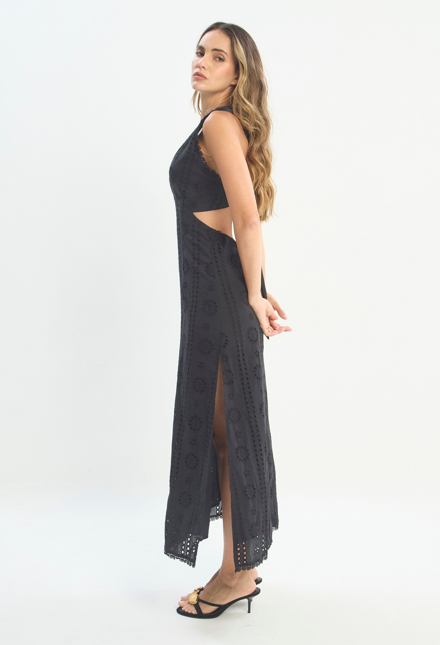Mujer luciendo vestido negro BYBLA - Bordado Calado - vista 2