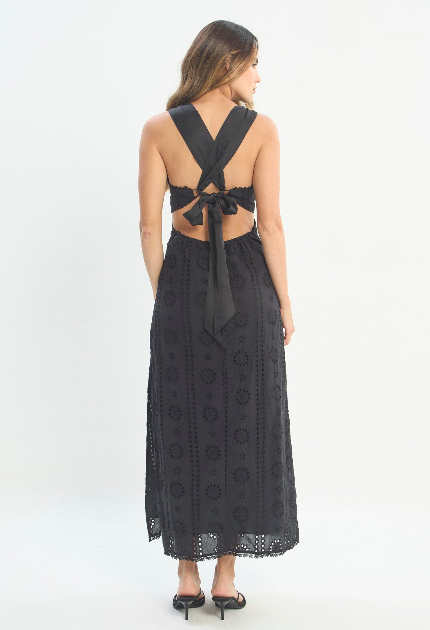 Mujer luciendo vestido negro BYBLA - Bordado Calado - vista 3