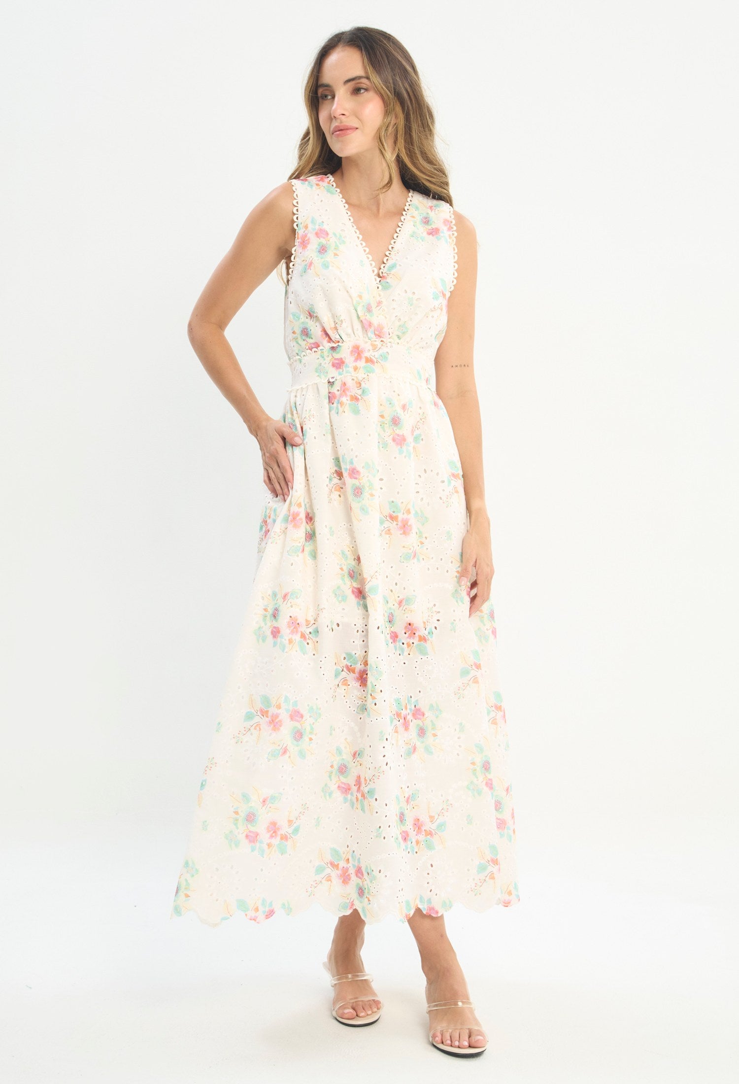Mujer luciendo vestido beige BYBLA - Bordado Floral