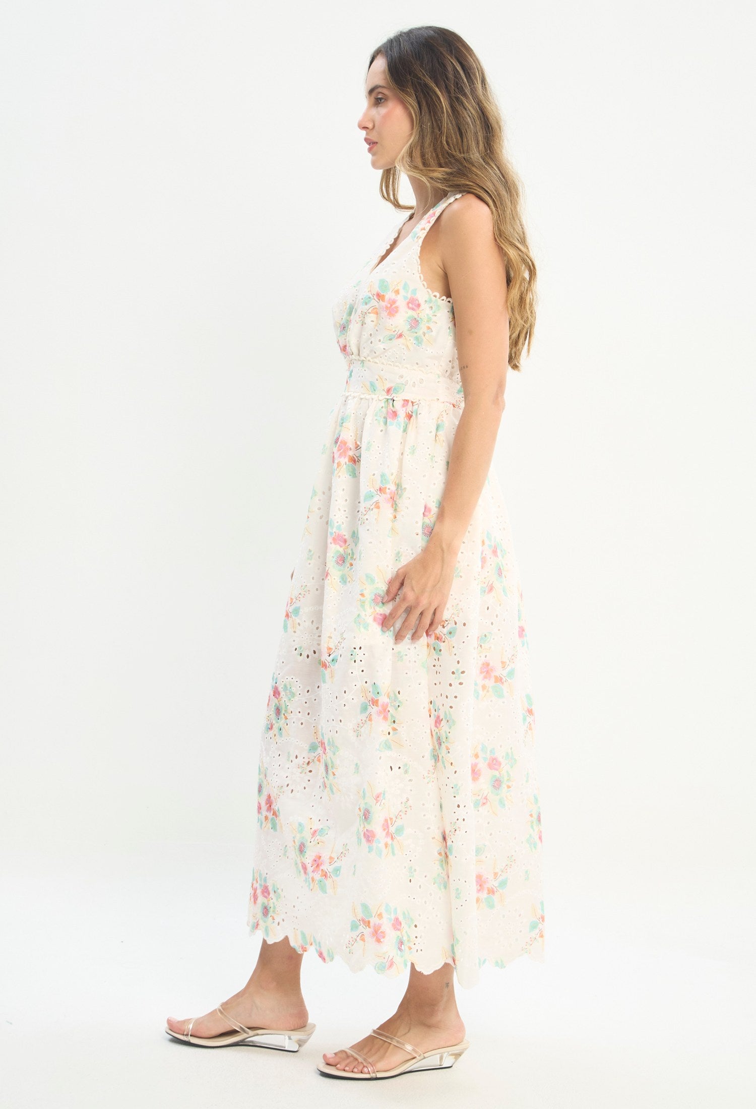 Mujer luciendo vestido beige BYBLA - Bordado Floral - vista 3