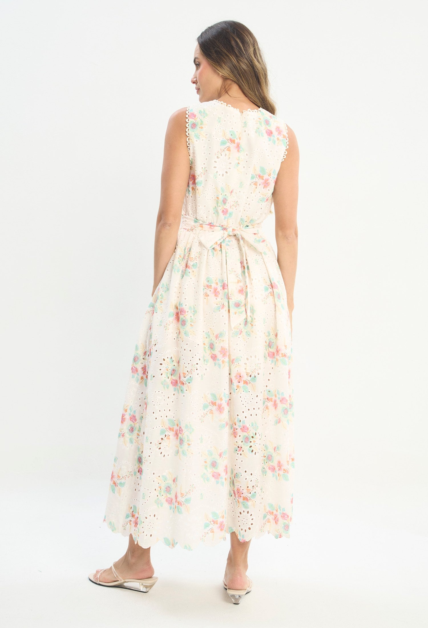 Mujer luciendo vestido beige BYBLA - Bordado Floral - vista 4