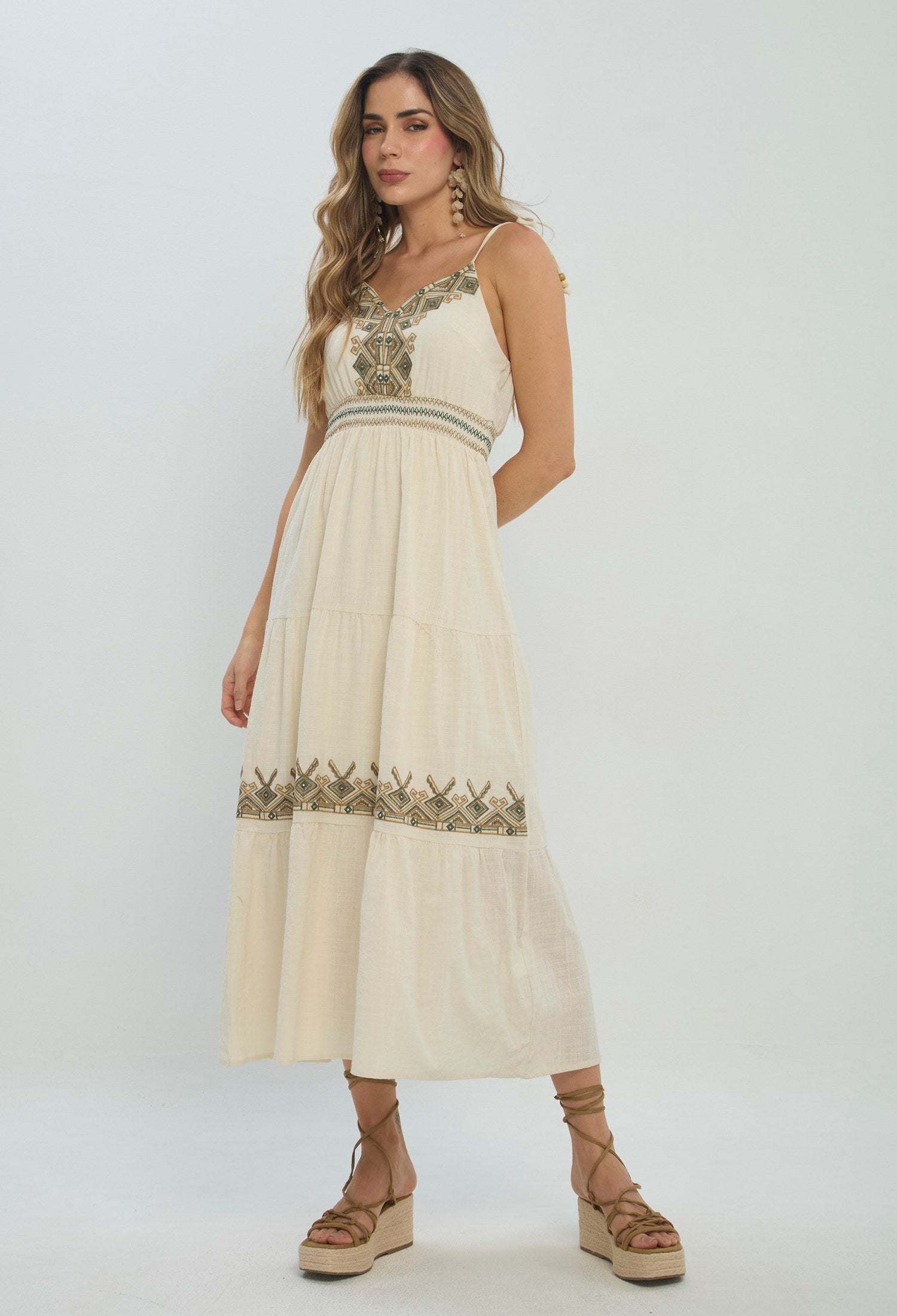 Vestido largo beige con bordados étnicos y escote en V