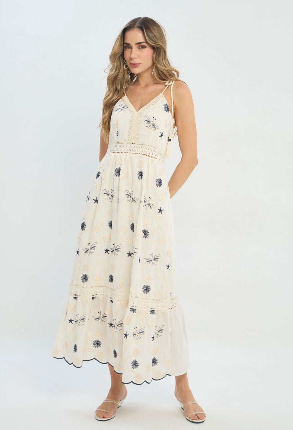 Vestido largo beige con bordados azules y tirantes anudados