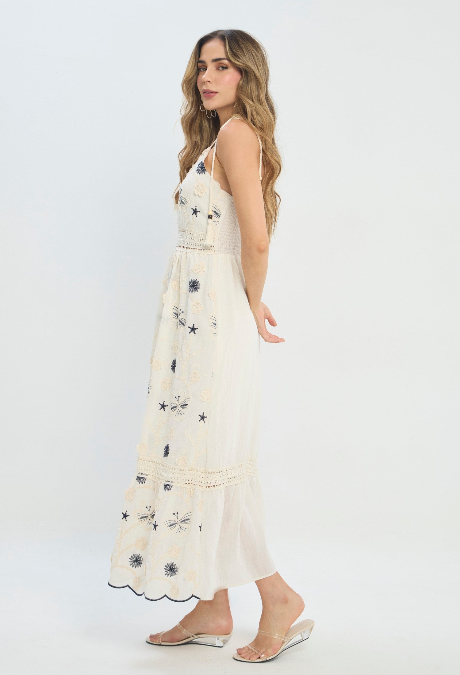 Vestido largo beige con bordados azules y tirantes anudados - vista 3