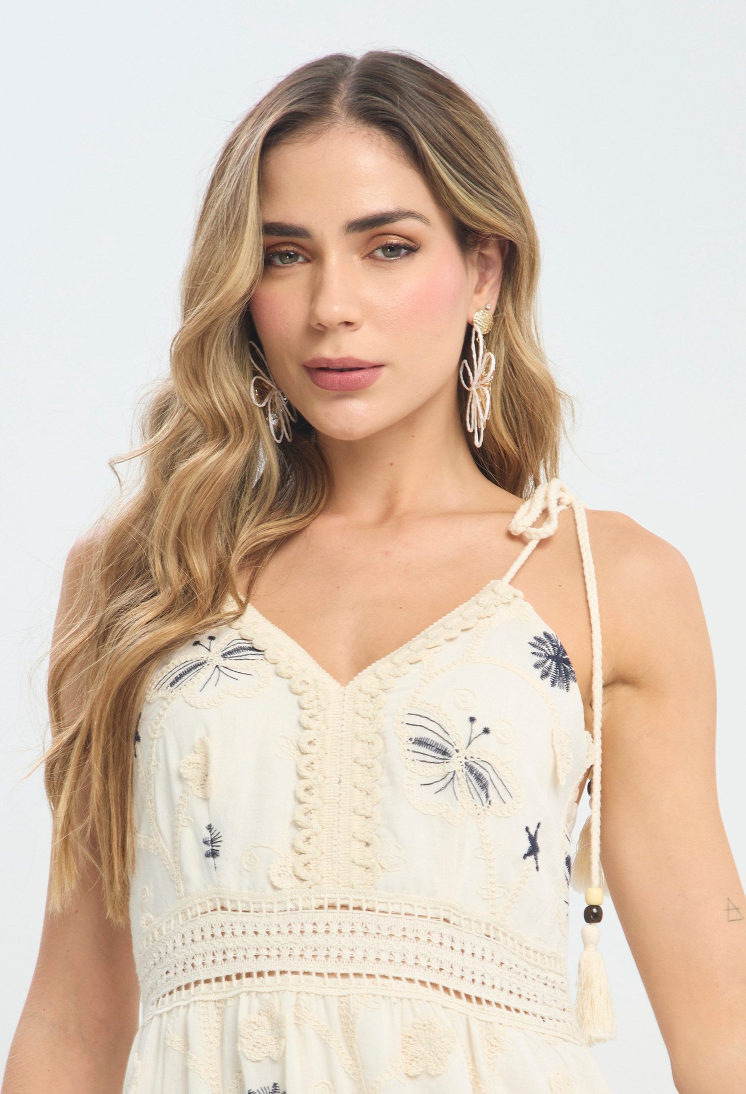 Vestido largo beige con bordados azules y tirantes anudados - vista 7