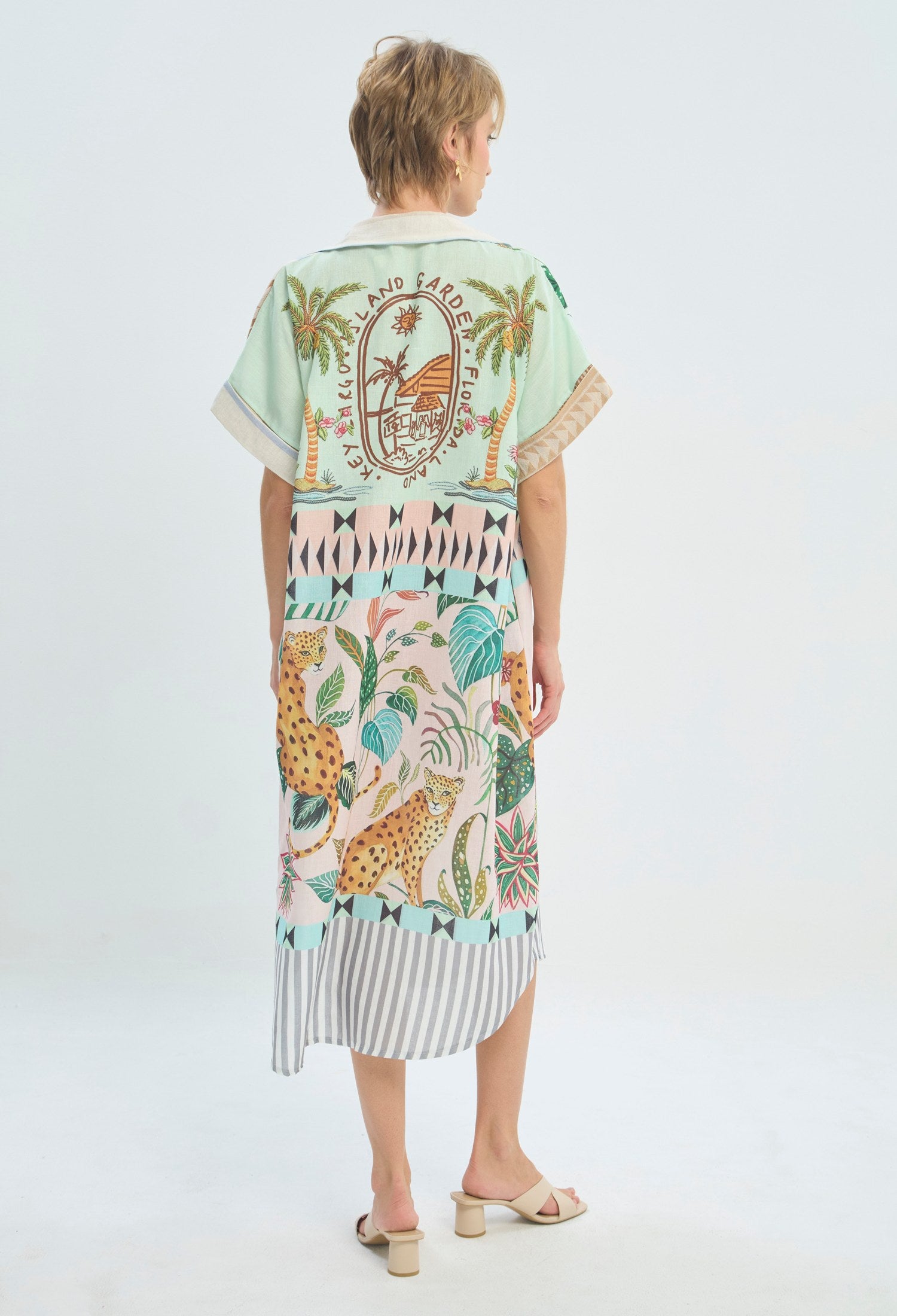 Vestido largo camisero con estampado tropical de palmeras y leopardos BYBLA - vista 3