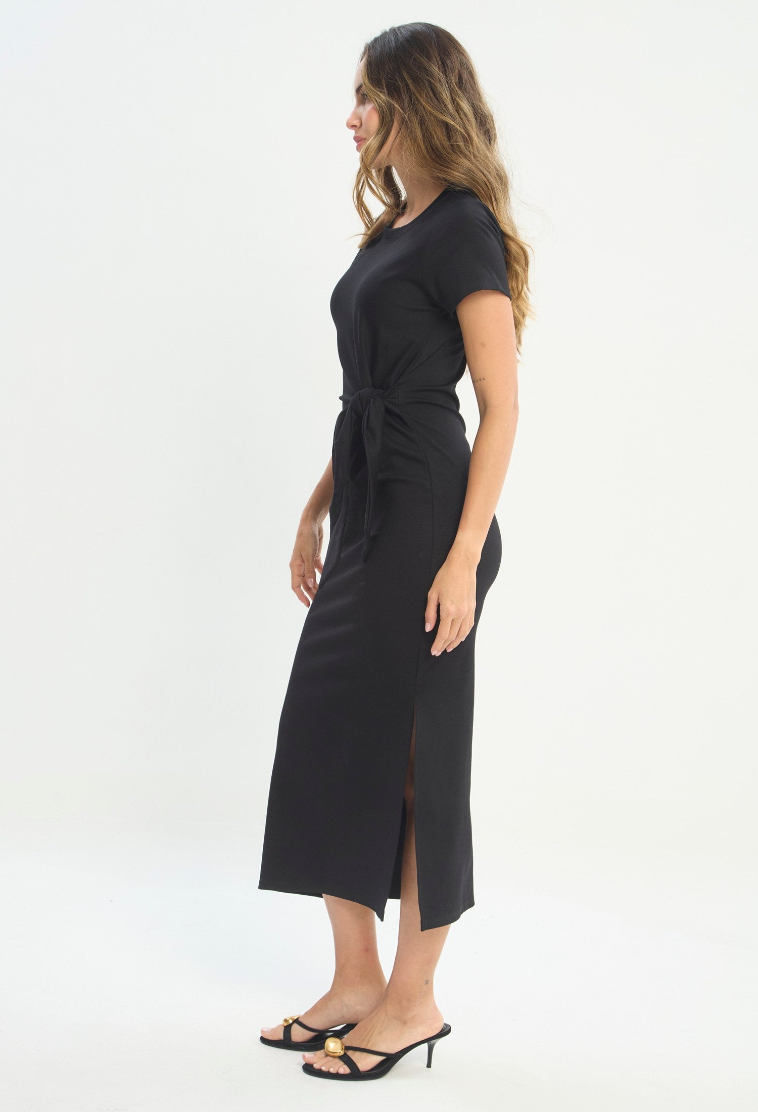 Mujer luciendo vestido negro BYBLA - Camiseta Anudado - vista 3