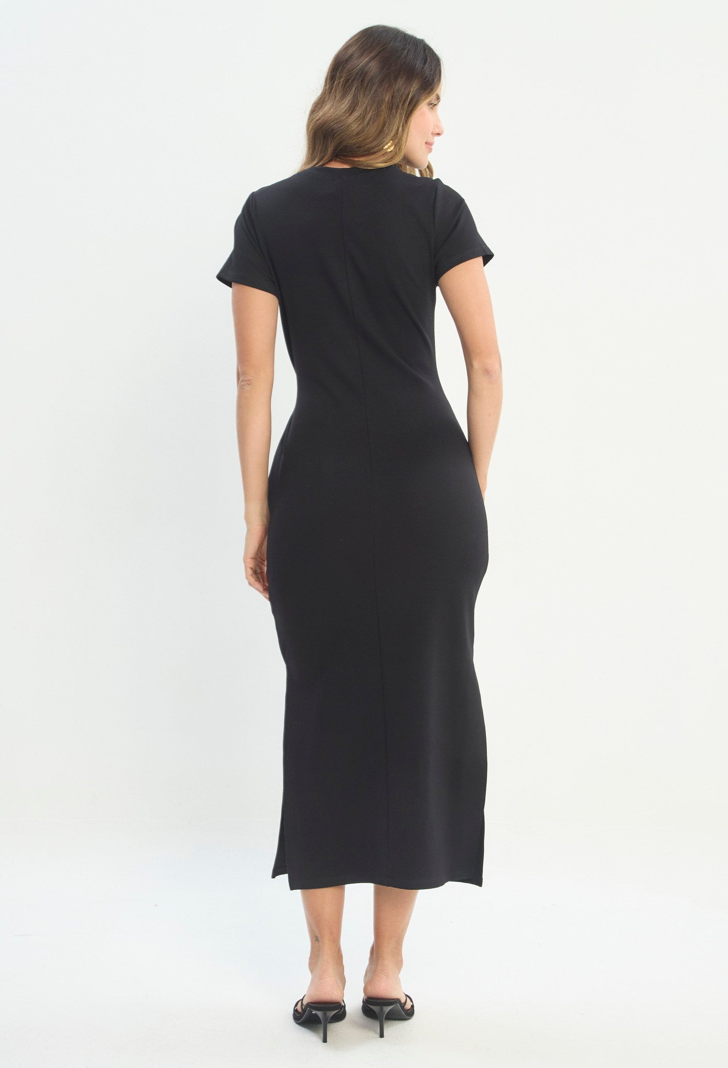 Mujer luciendo vestido negro BYBLA - Camiseta Anudado - vista 4