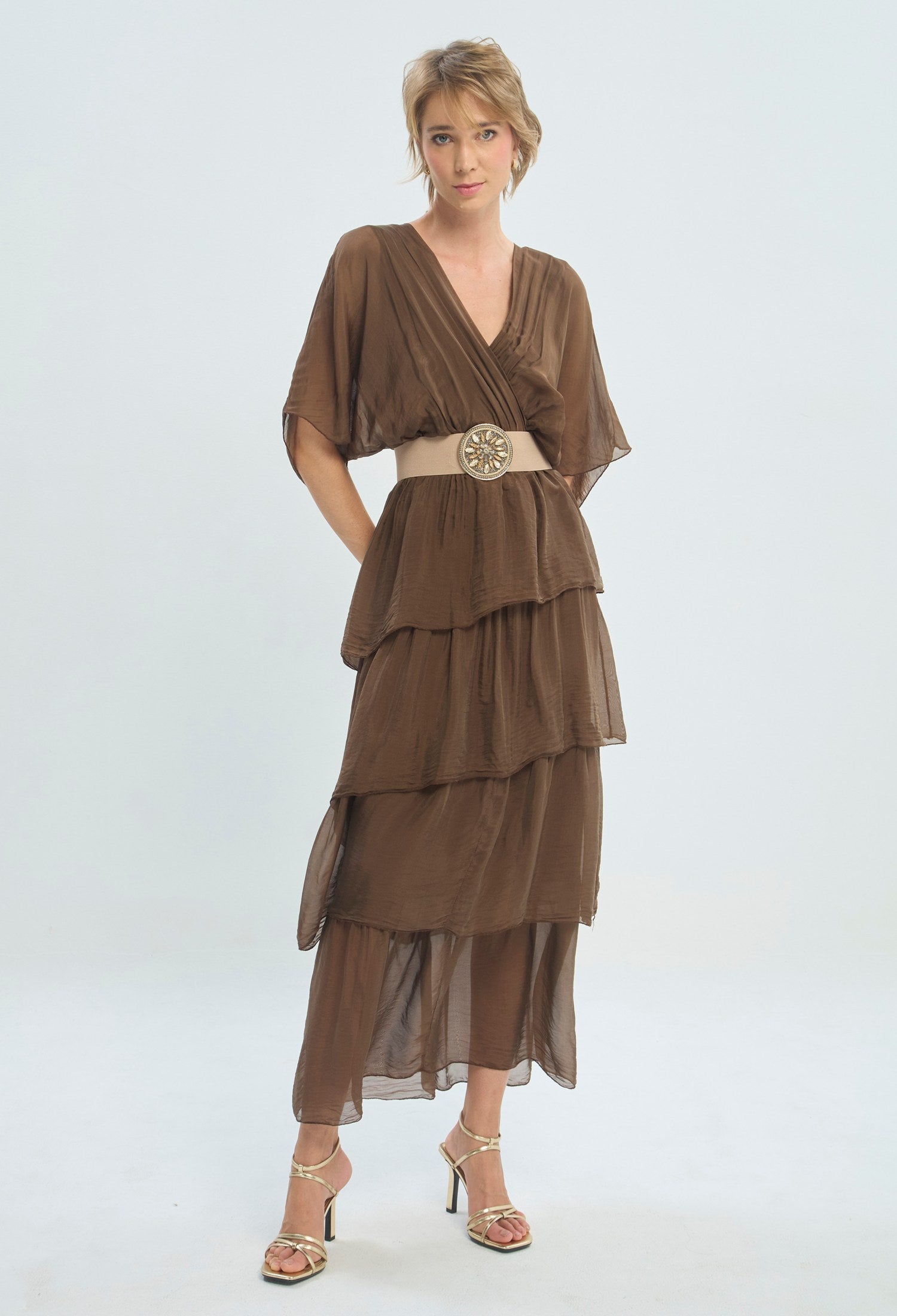 Vestido largo marrón con capas y escote cruzado BYBLA