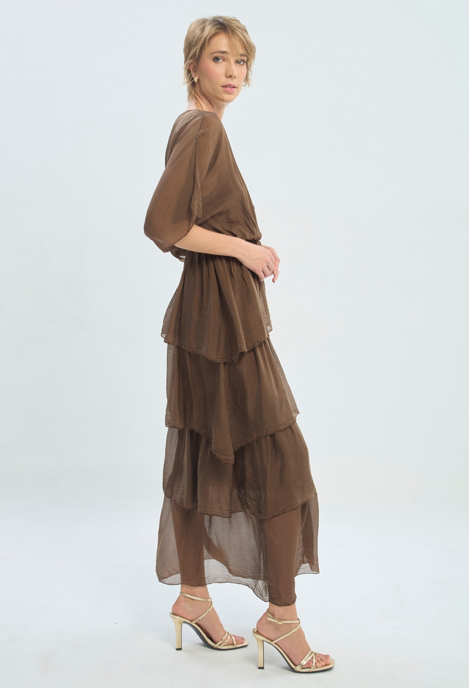 Vestido largo marrón con capas y escote cruzado BYBLA - vista 7
