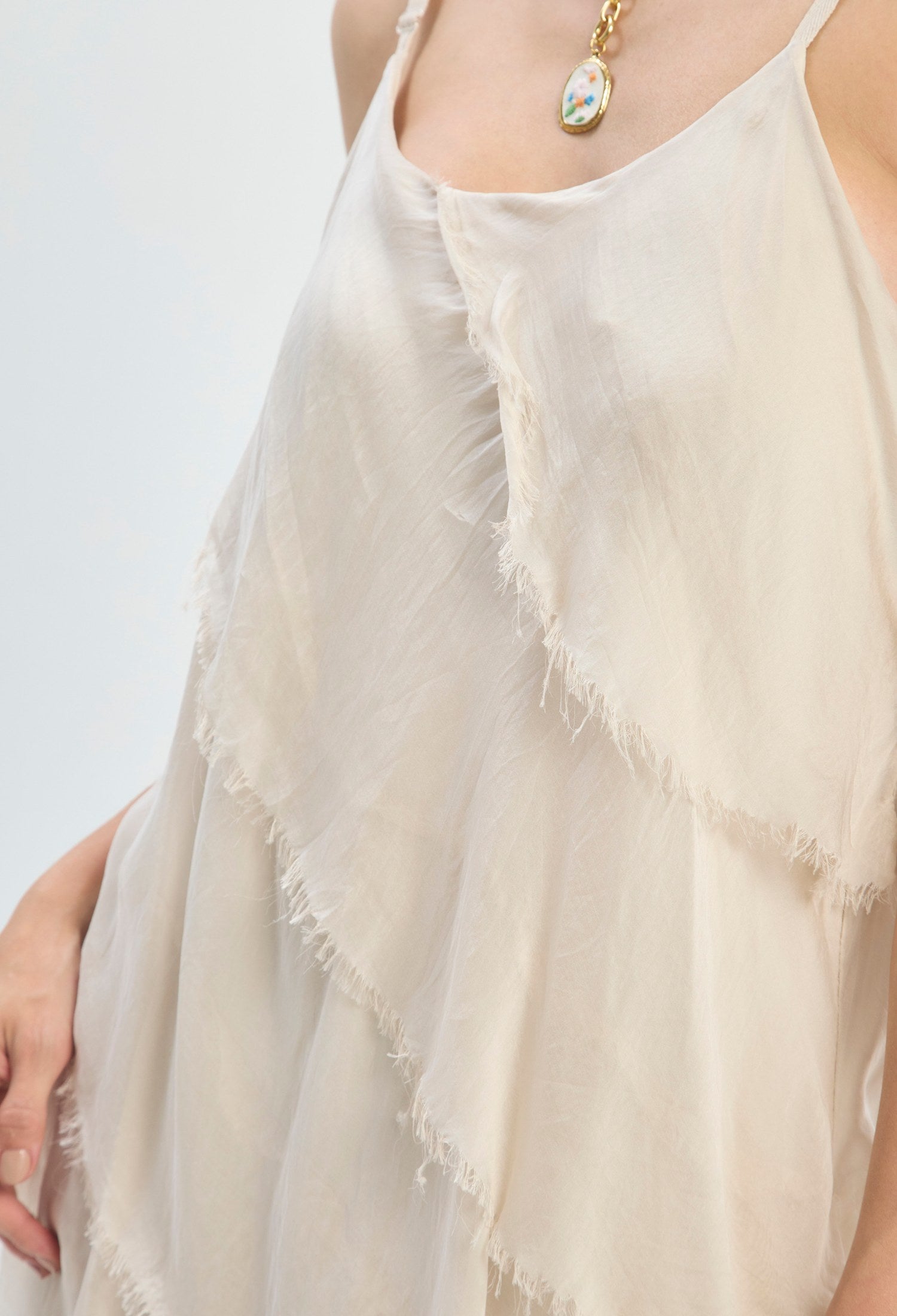 Vestido Largo Capas y Tirantes beige arena BYBLA