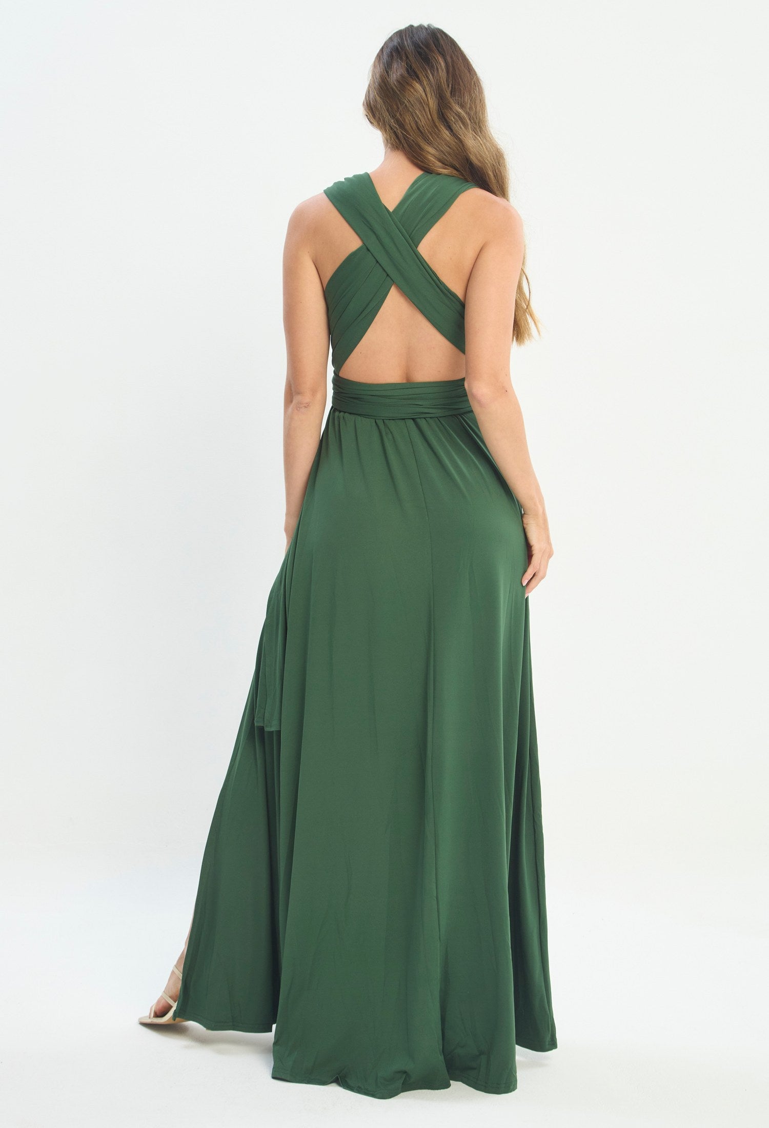 Mujer luciendo vestido verde BYBLA - Cinturón Cruzado - vista 3