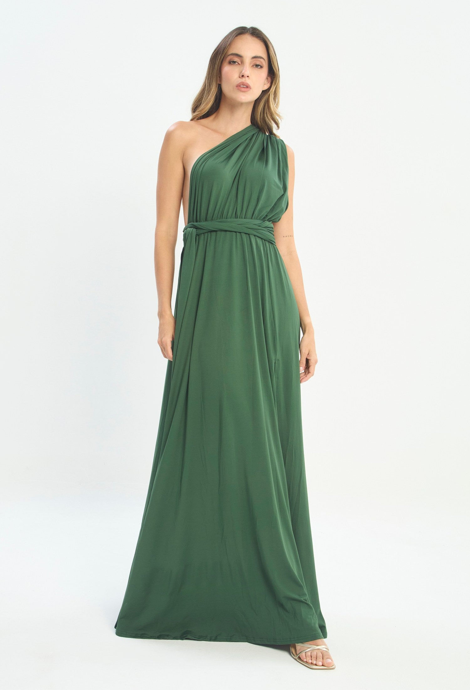 Mujer luciendo vestido verde BYBLA - Cinturón Cruzado - vista 5