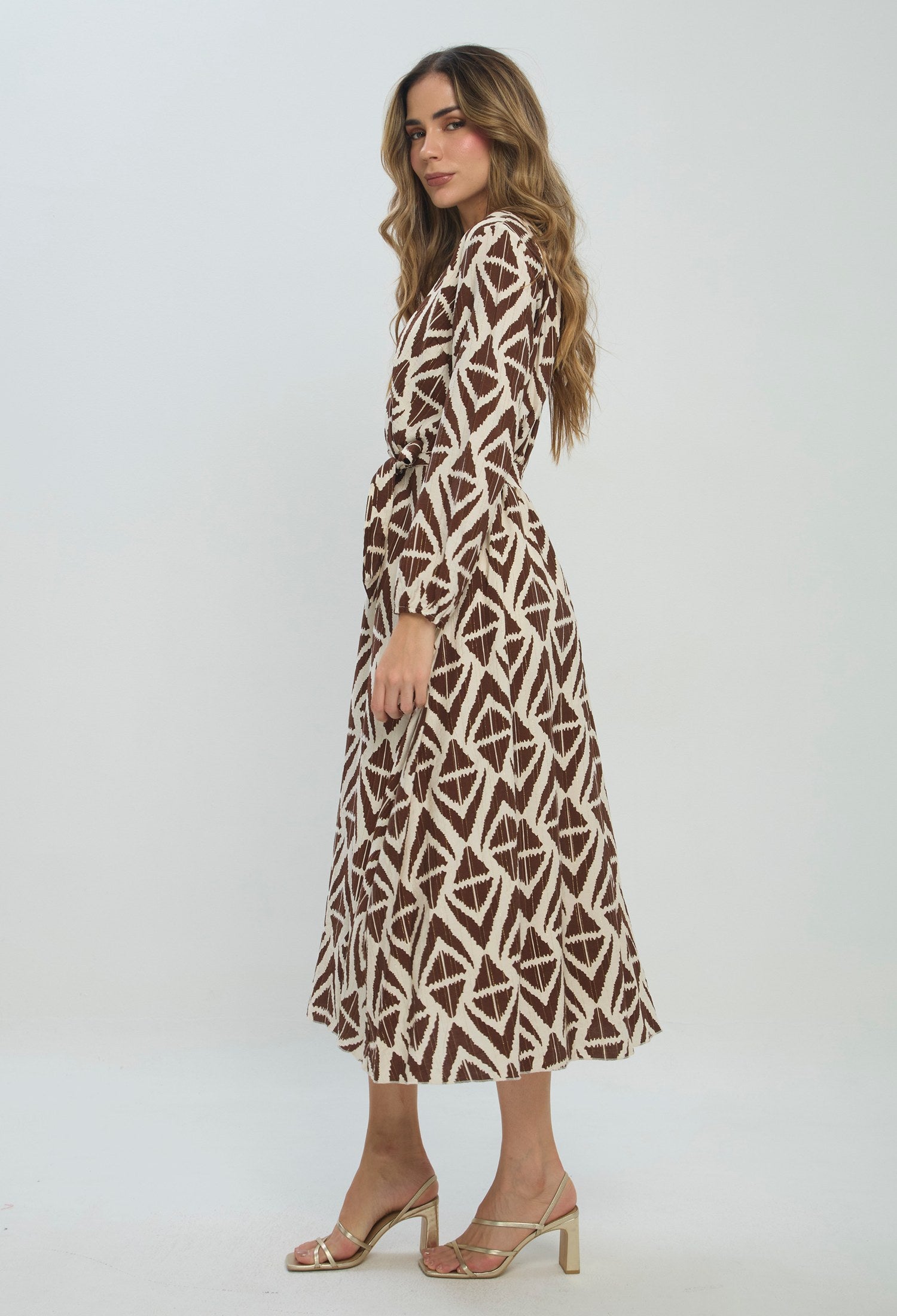 Vestido largo marrón con cinturón y estampado geométrico - vista 2