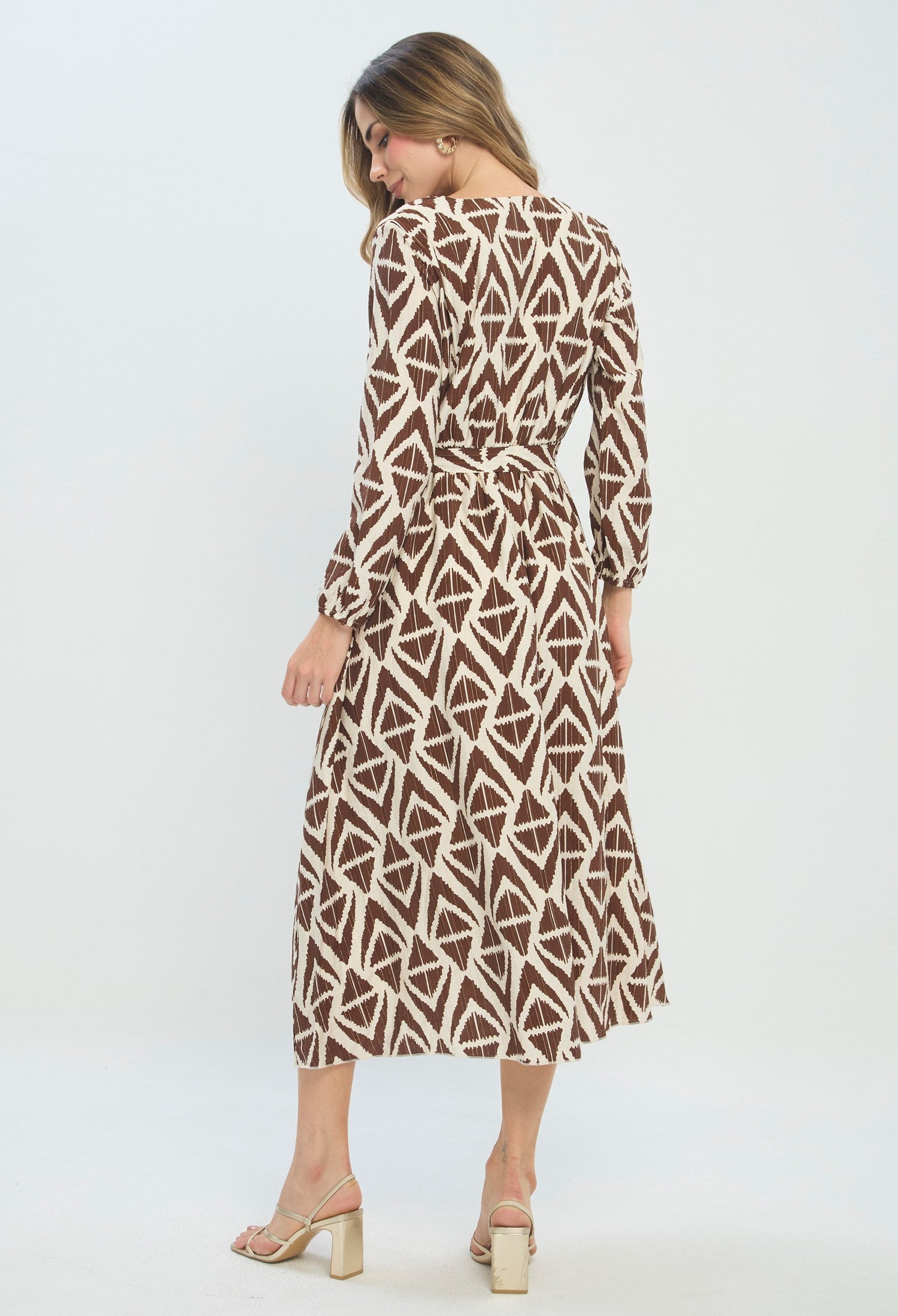 Vestido largo marrón con cinturón y estampado geométrico - vista 3