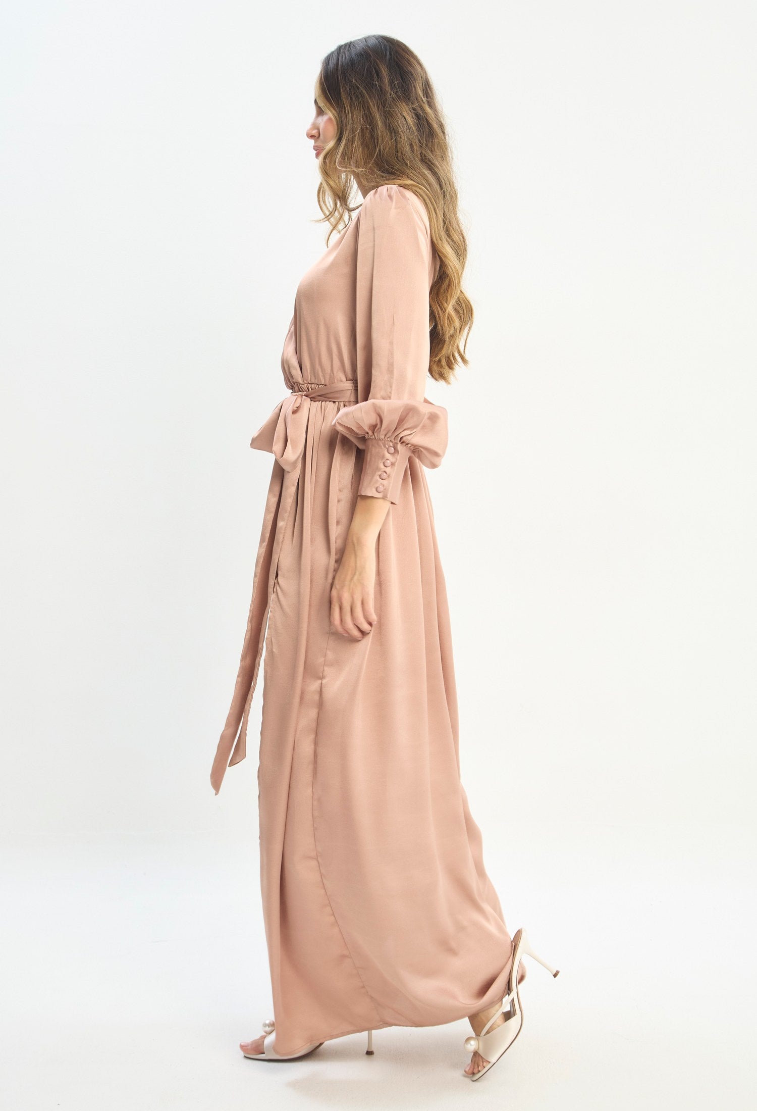Mujer luciendo vestido marrón BYBLA - Cruzado Cinturón - vista 2