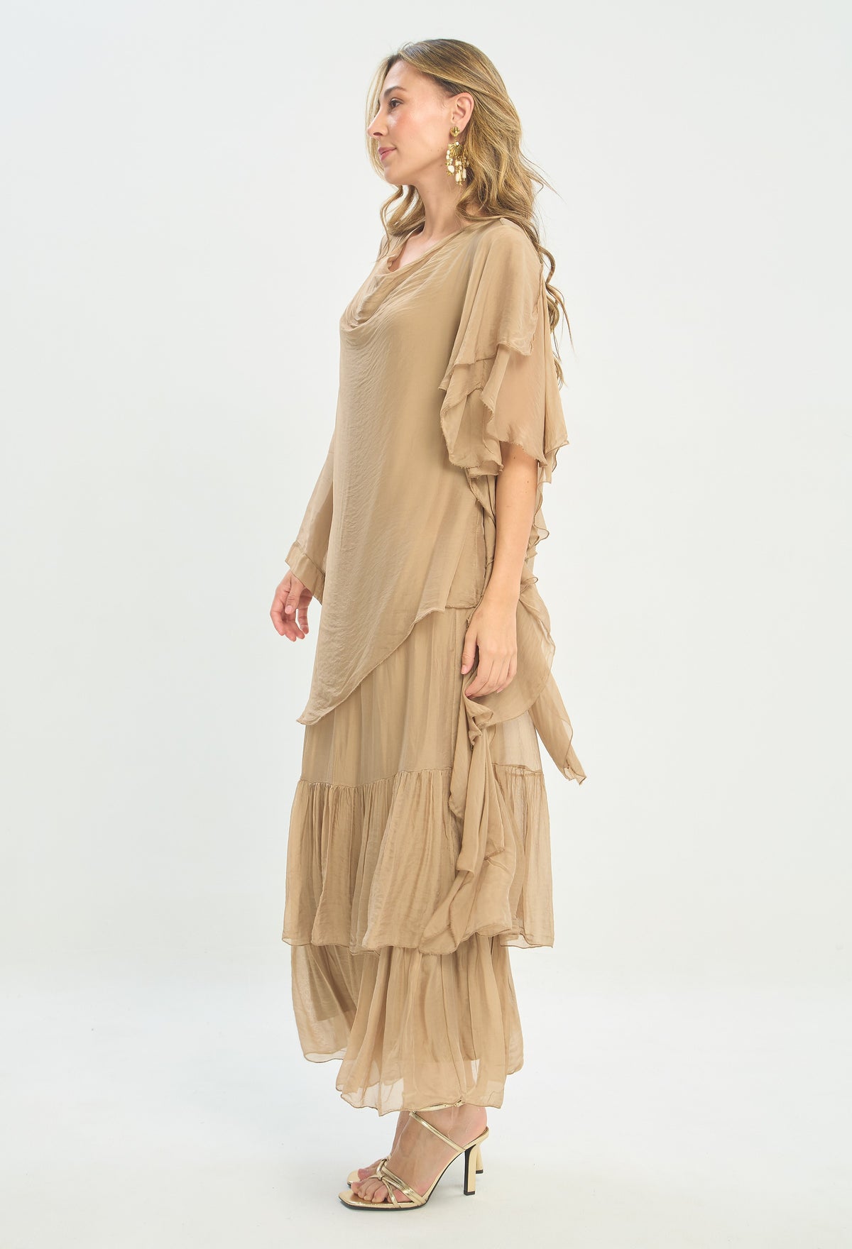 Vestido Largo Cuello Drapeado Volantes Camel BYBLA - vista 3
