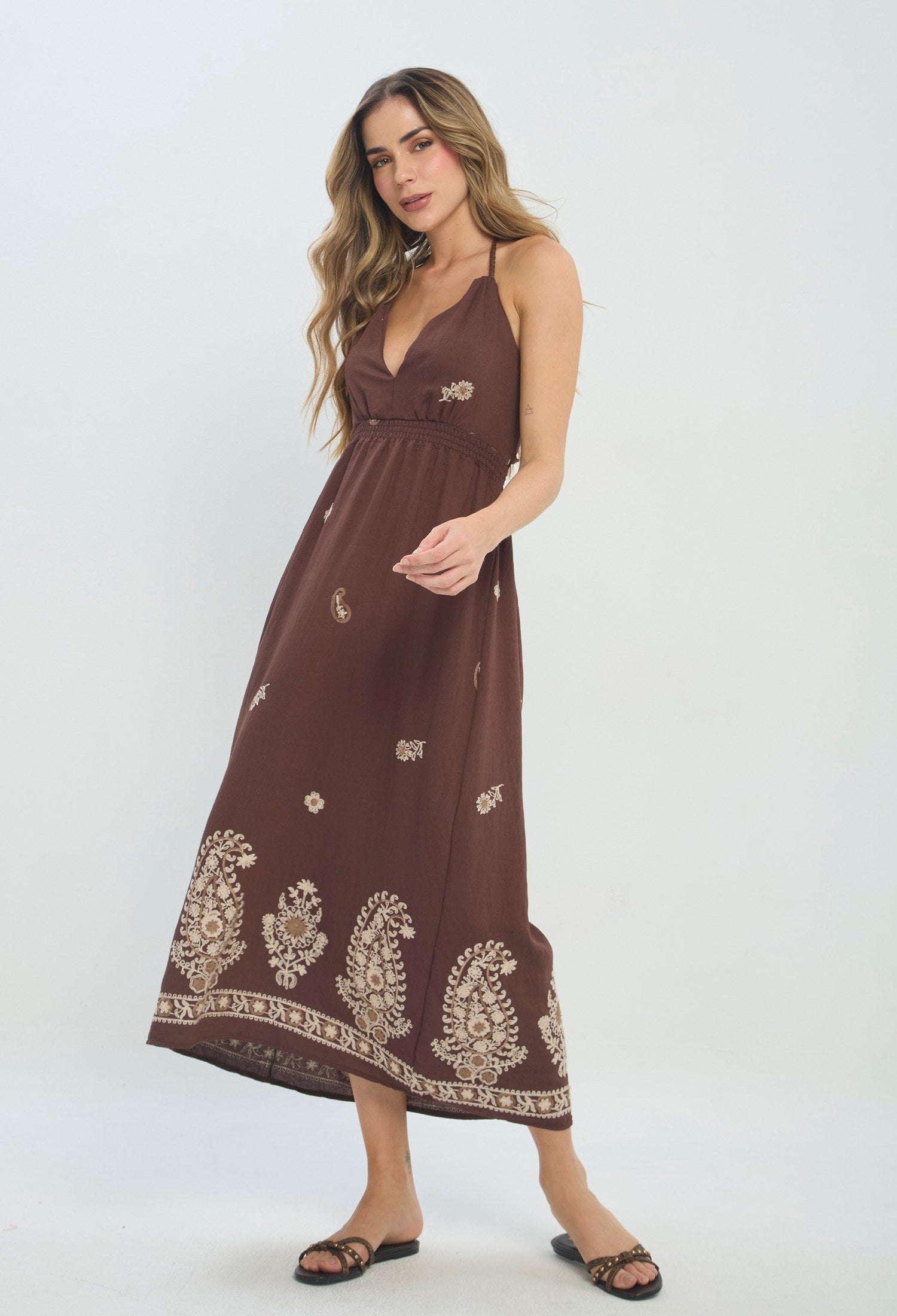 Vestido largo marrón con escote en V y estampado cachemira