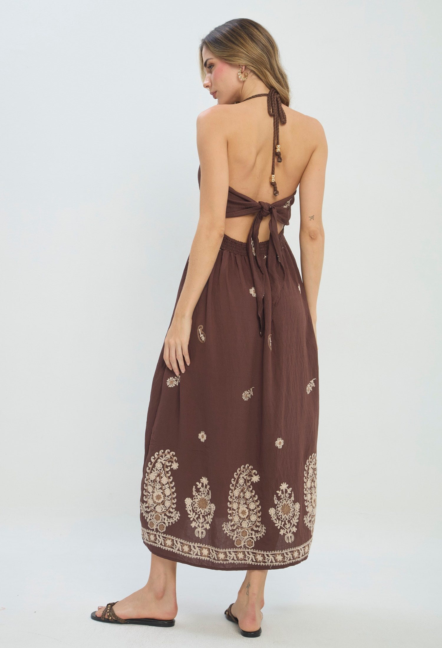 Vestido largo marrón con escote en V y estampado cachemira - vista 4
