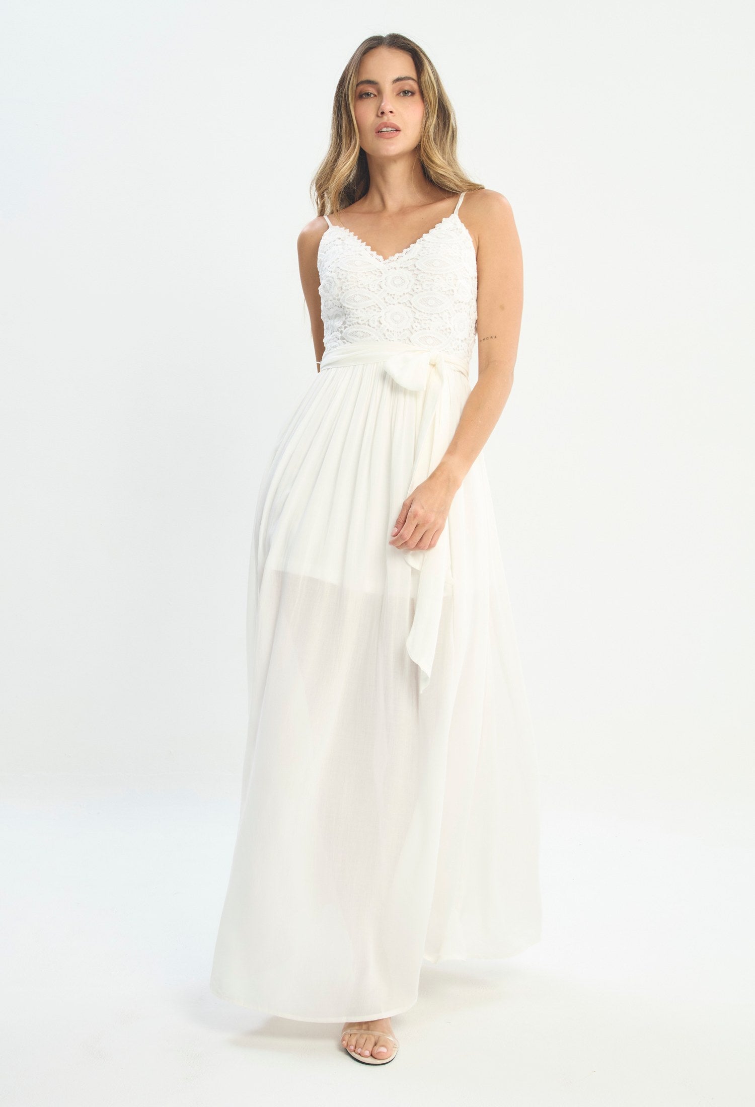 Mujer luciendo vestido blanco BYBLA - Encaje Tiritas