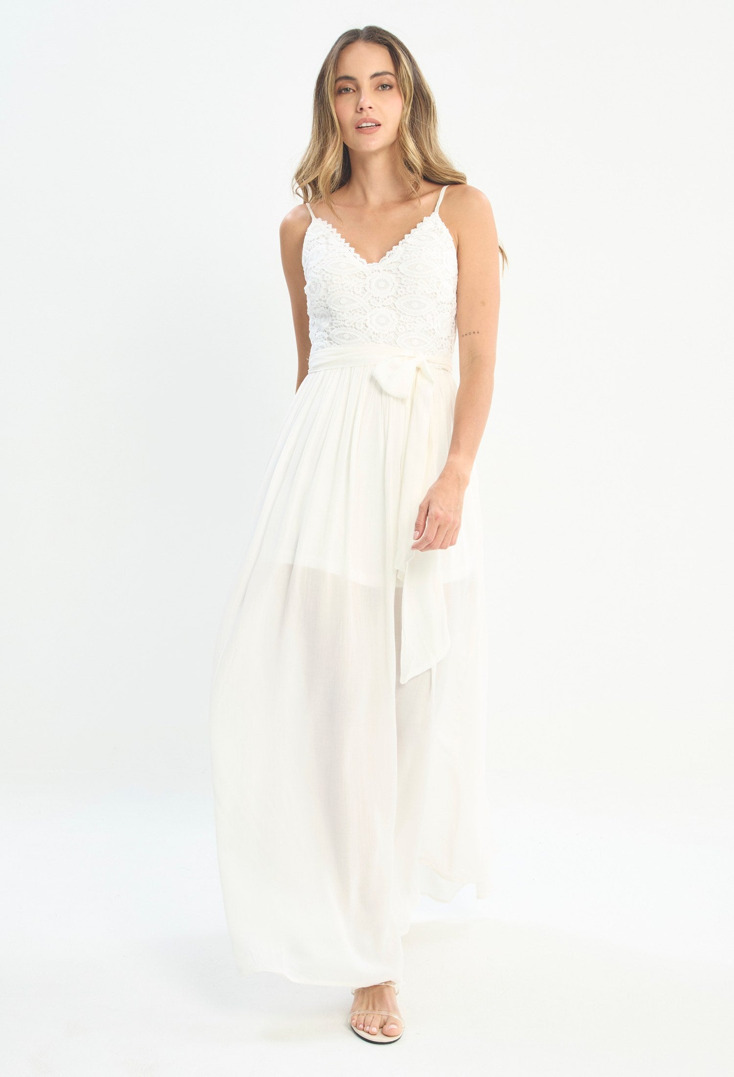 Mujer luciendo vestido blanco BYBLA - Encaje Tiritas - vista 2