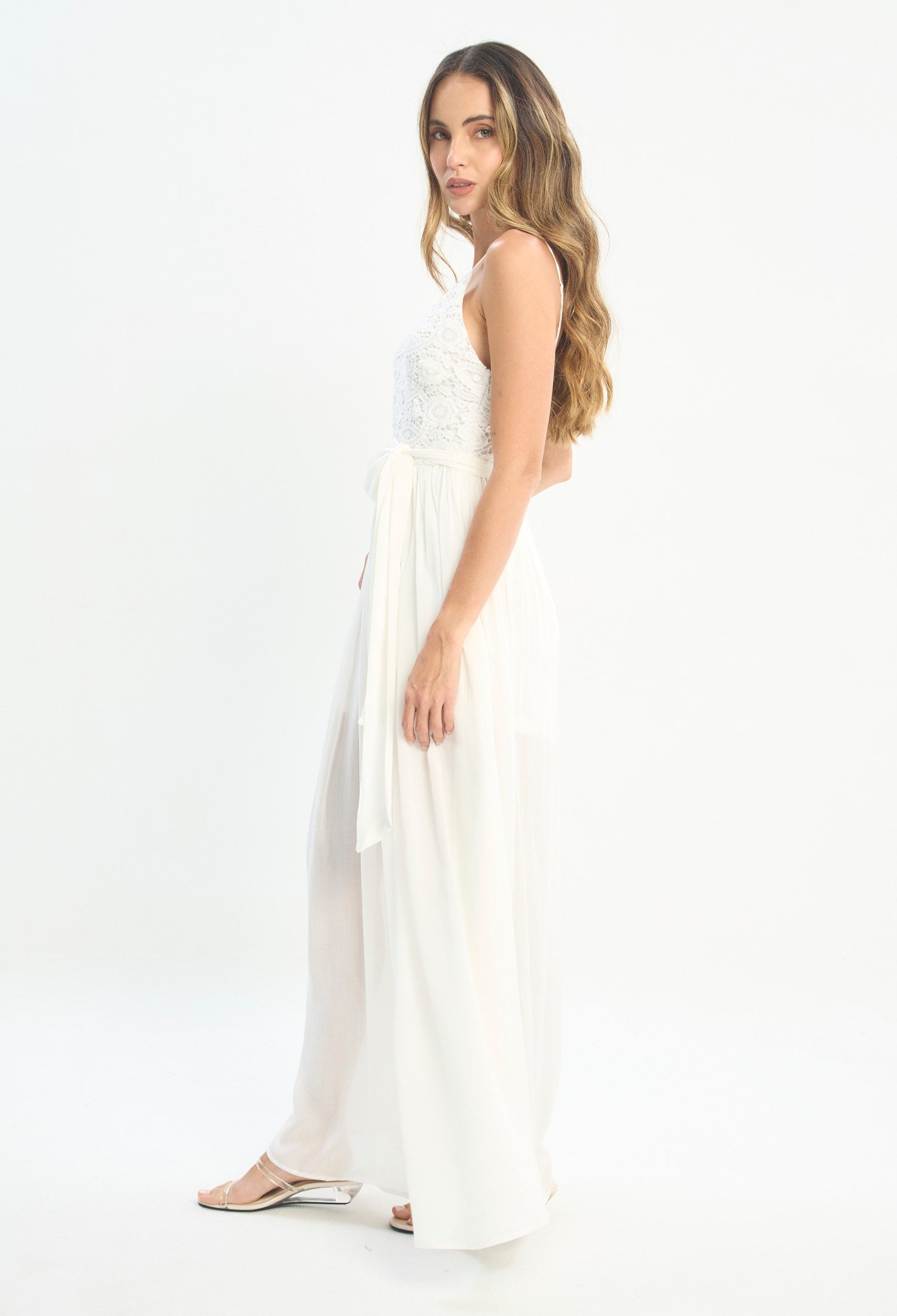 Mujer luciendo vestido blanco BYBLA - Encaje Tiritas - vista 3