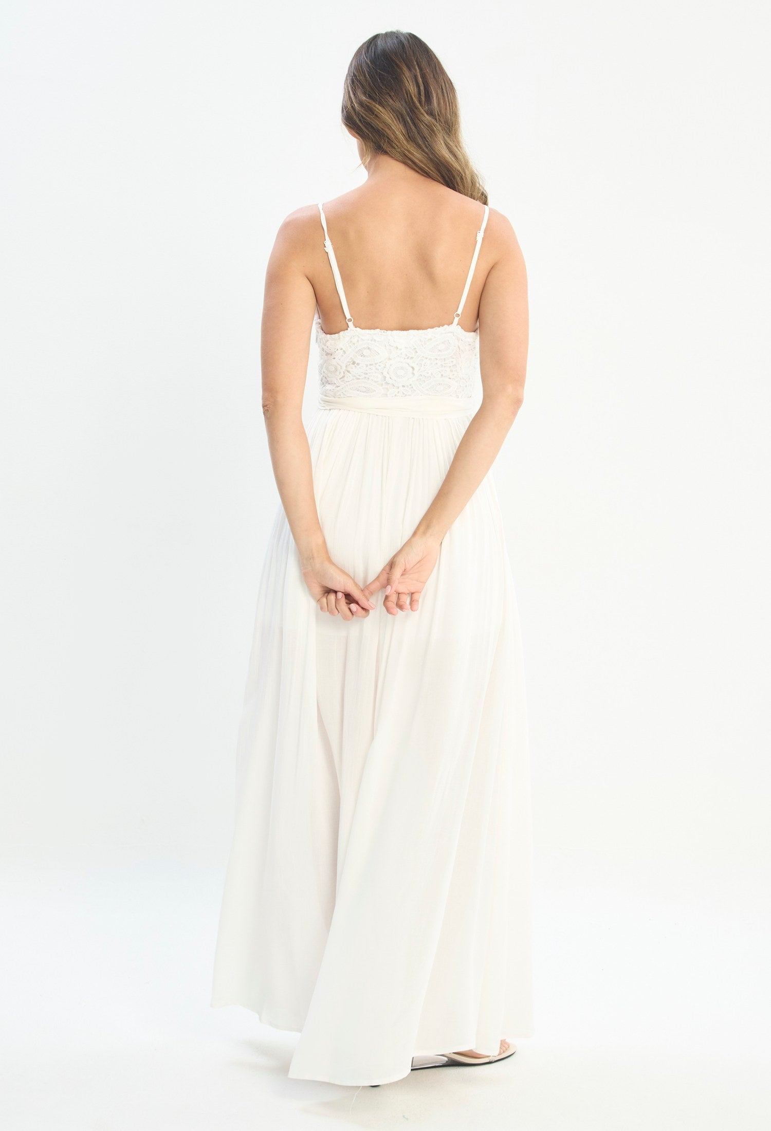 Mujer luciendo vestido blanco BYBLA - Encaje Tiritas - vista 4