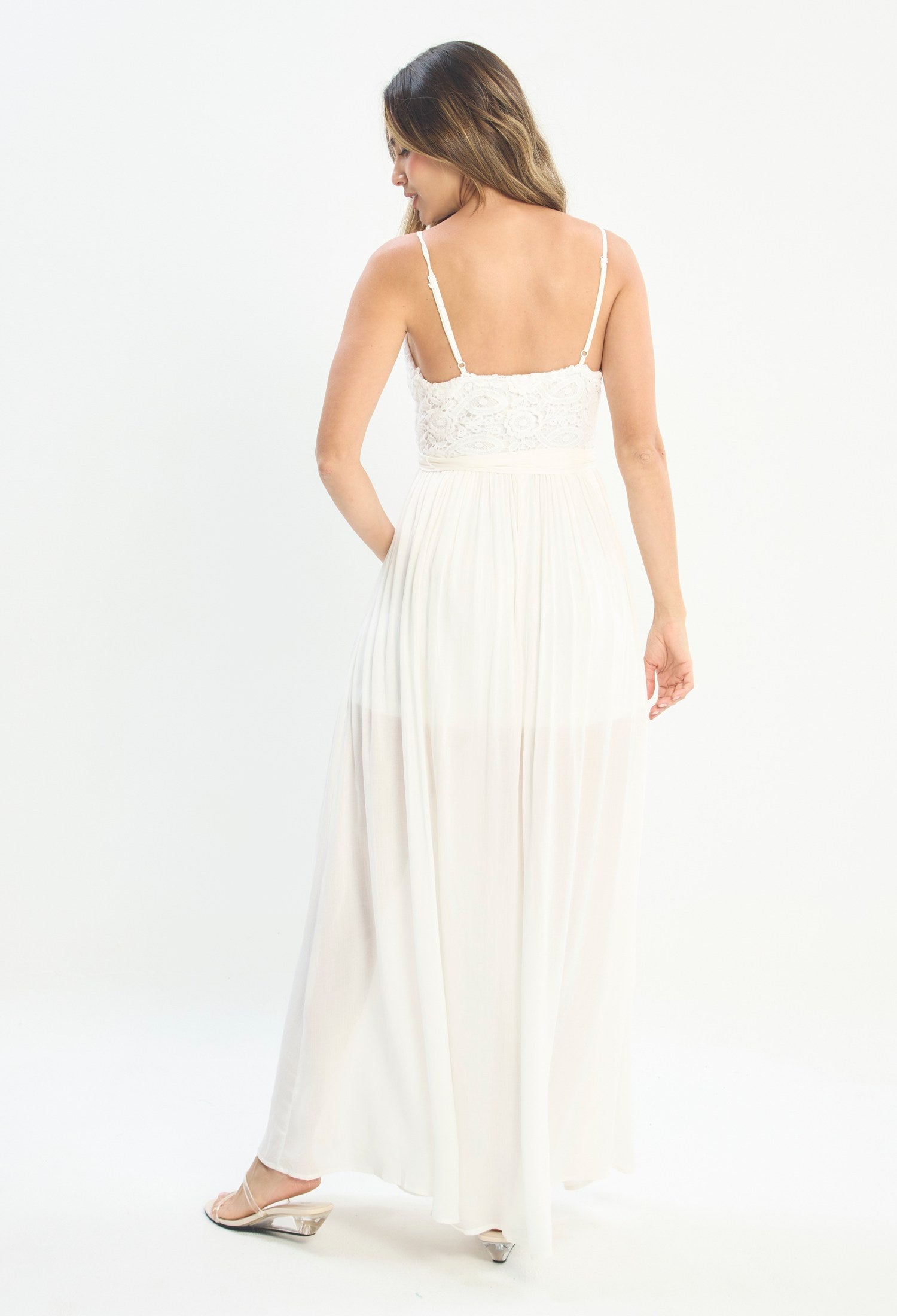 Mujer luciendo vestido blanco BYBLA - Encaje Tiritas - vista 5