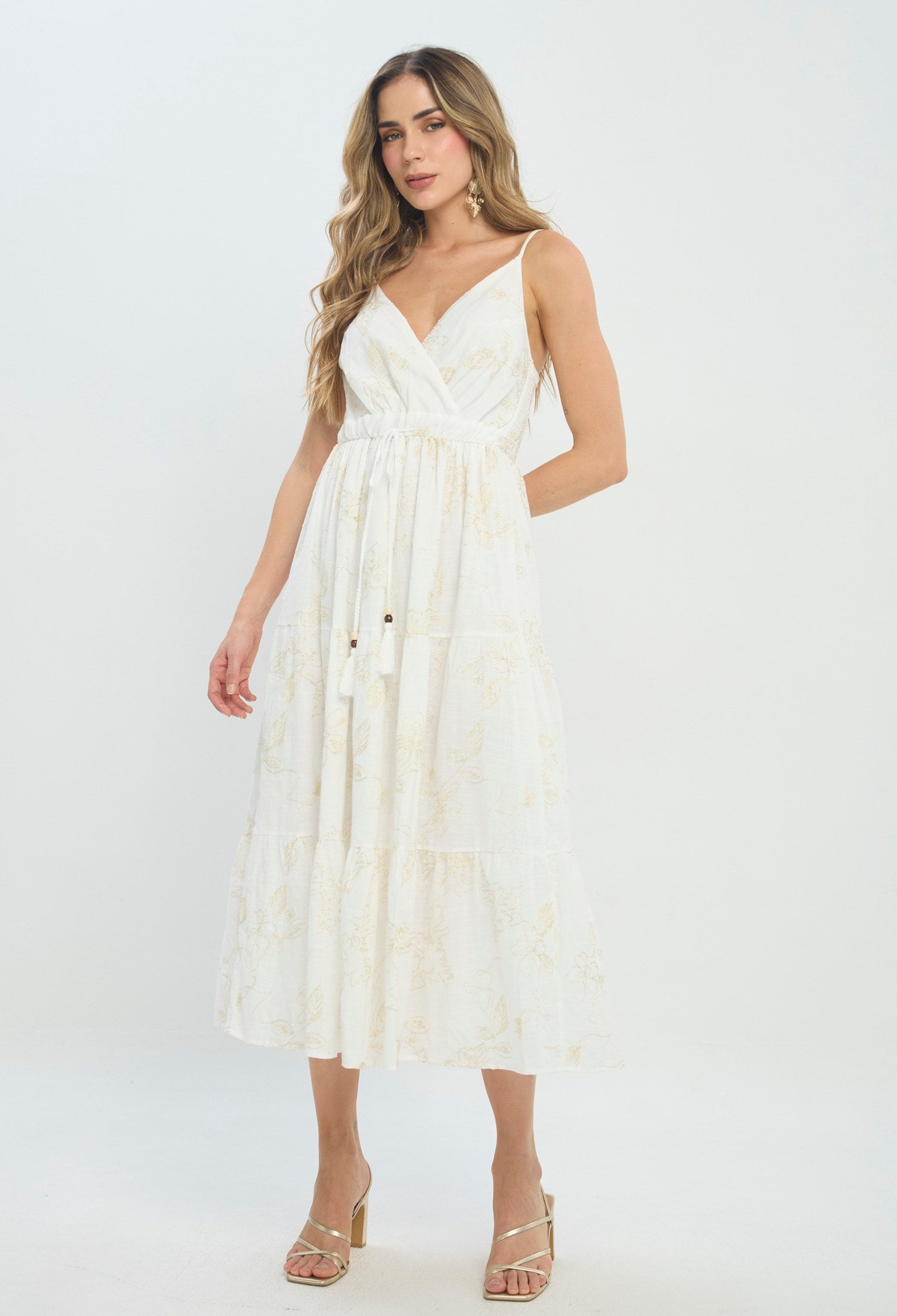 Vestido largo blanco con escote cruzado y lazo en cintura