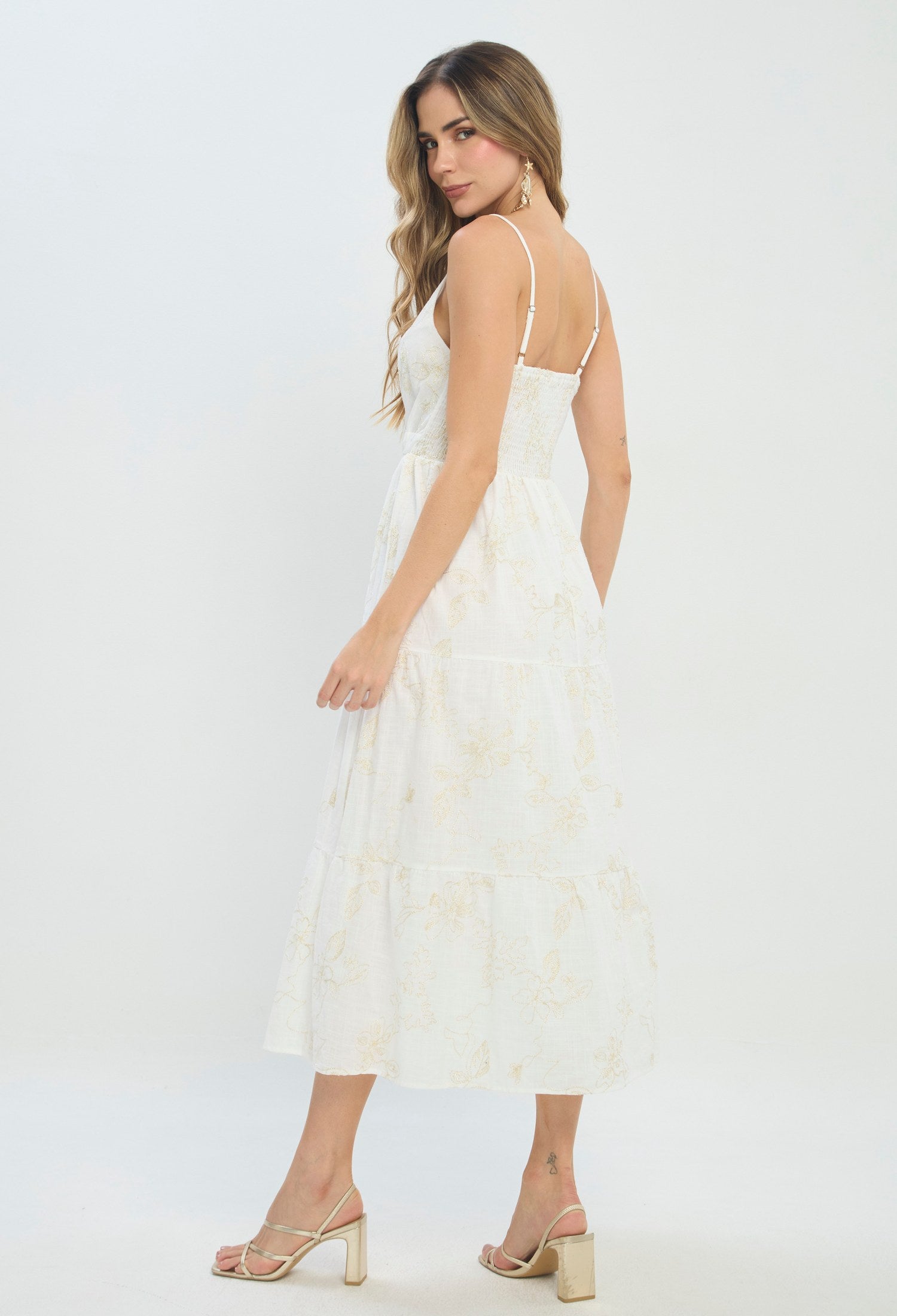Vestido largo blanco con escote cruzado y lazo en cintura - vista 3